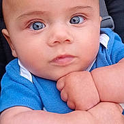 Xanti participe au concours pour gagner de l'argent avec cette photo : arm, baby, blue_eyes, casual, child, close_up, clothing, curious, cute, expression, face, human, indoor, infant, person, portrait, sitting, skin, soft_light, young