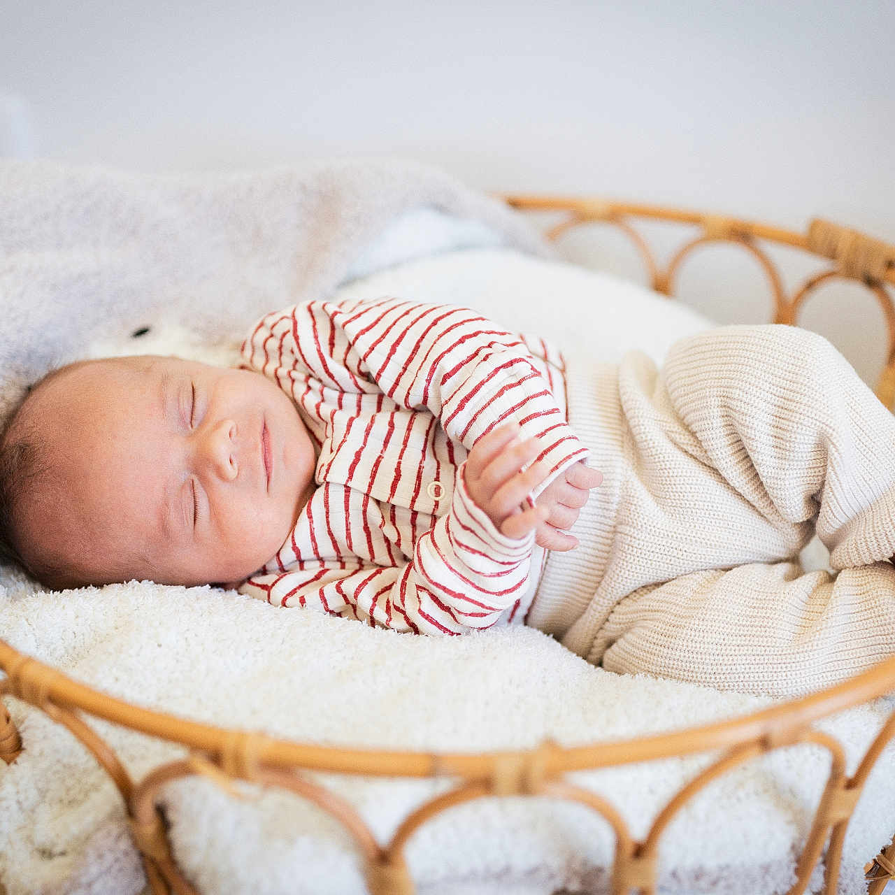 Xanti participe au concours pour gagner de l'argent avec cette photo : baby, basket, blanket, child, comfort, cozy, cute, home, indoor, infant, knit_pants, newborn, peaceful, person, resting, sleep, sleeping, soft_texture, striped_clothing, wooden_basket