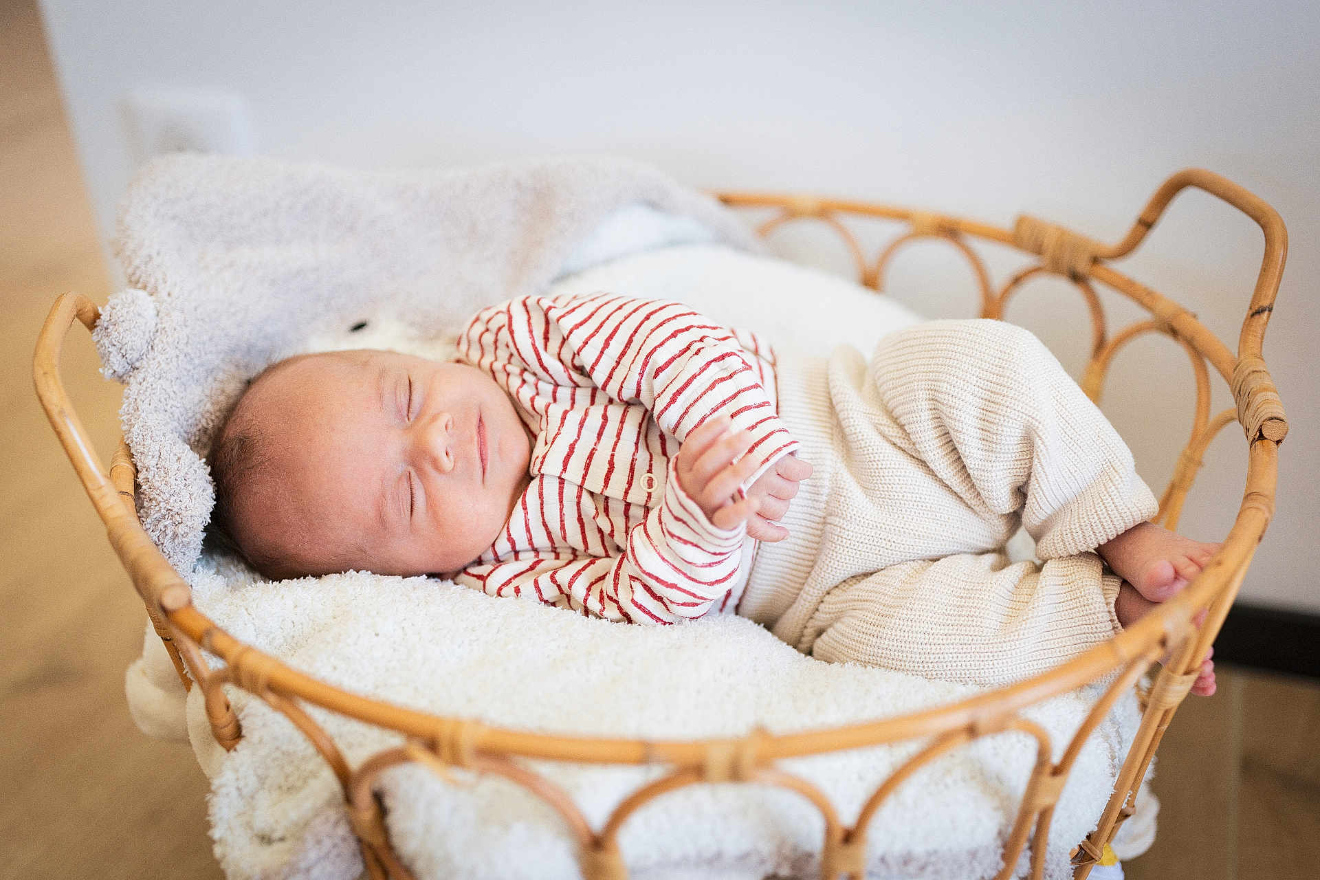 Xanti participe au concours pour gagner de l'argent avec cette photo : baby, basket, blanket, child, comfort, cozy, cute, home, indoor, infant, knit_pants, newborn, peaceful, person, resting, sleep, sleeping, soft_texture, striped_clothing, wooden_basket