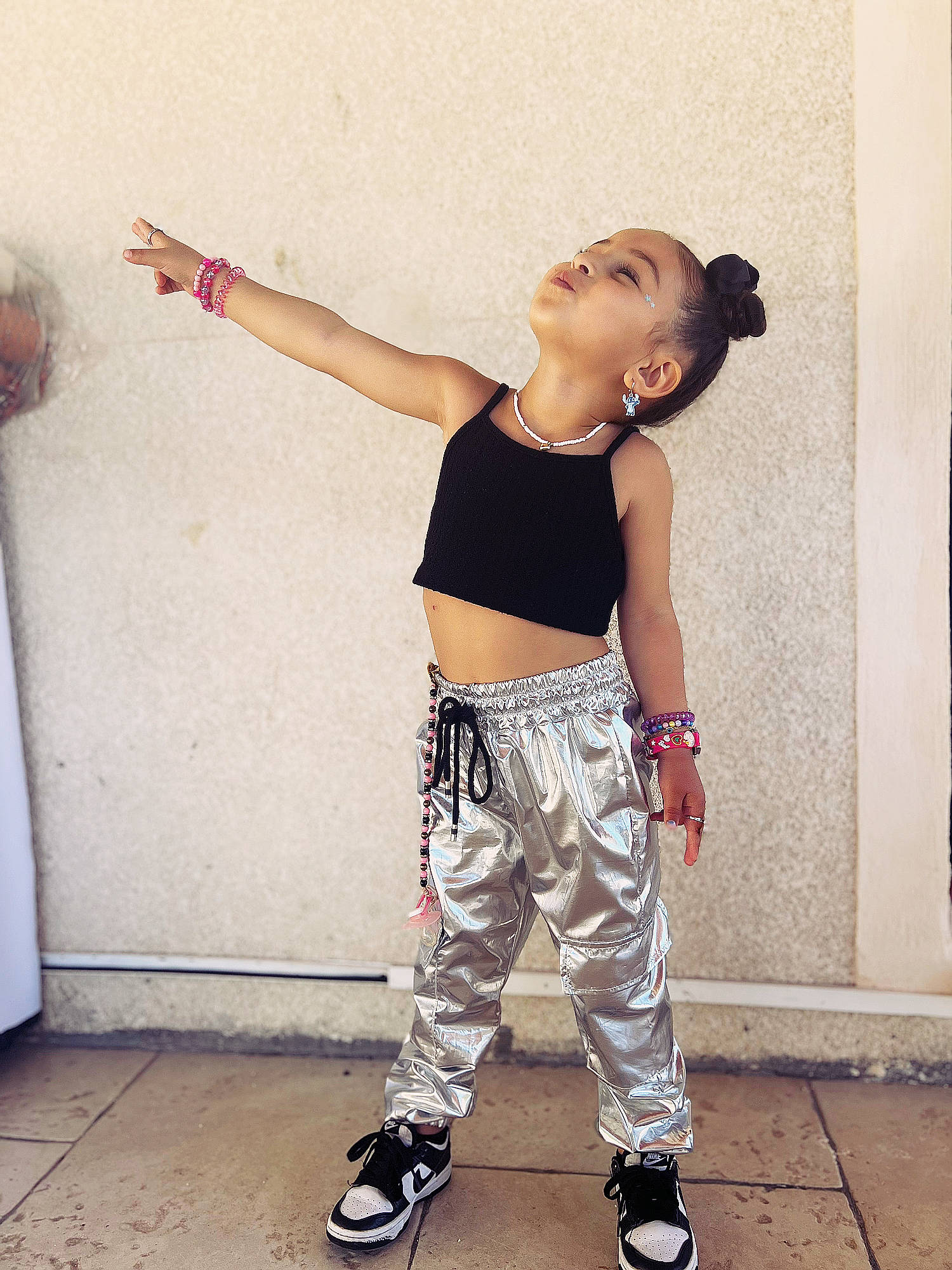 Shanel participe au concours pour gagner de l'argent avec cette photo : arm, denim, elbow, fashion_design, flash_photography, gesture, happy, human_body, joint, knee, leg, person, shoulder, sleeve, sportswear, standing, t_shirt, thigh, trunk, waist