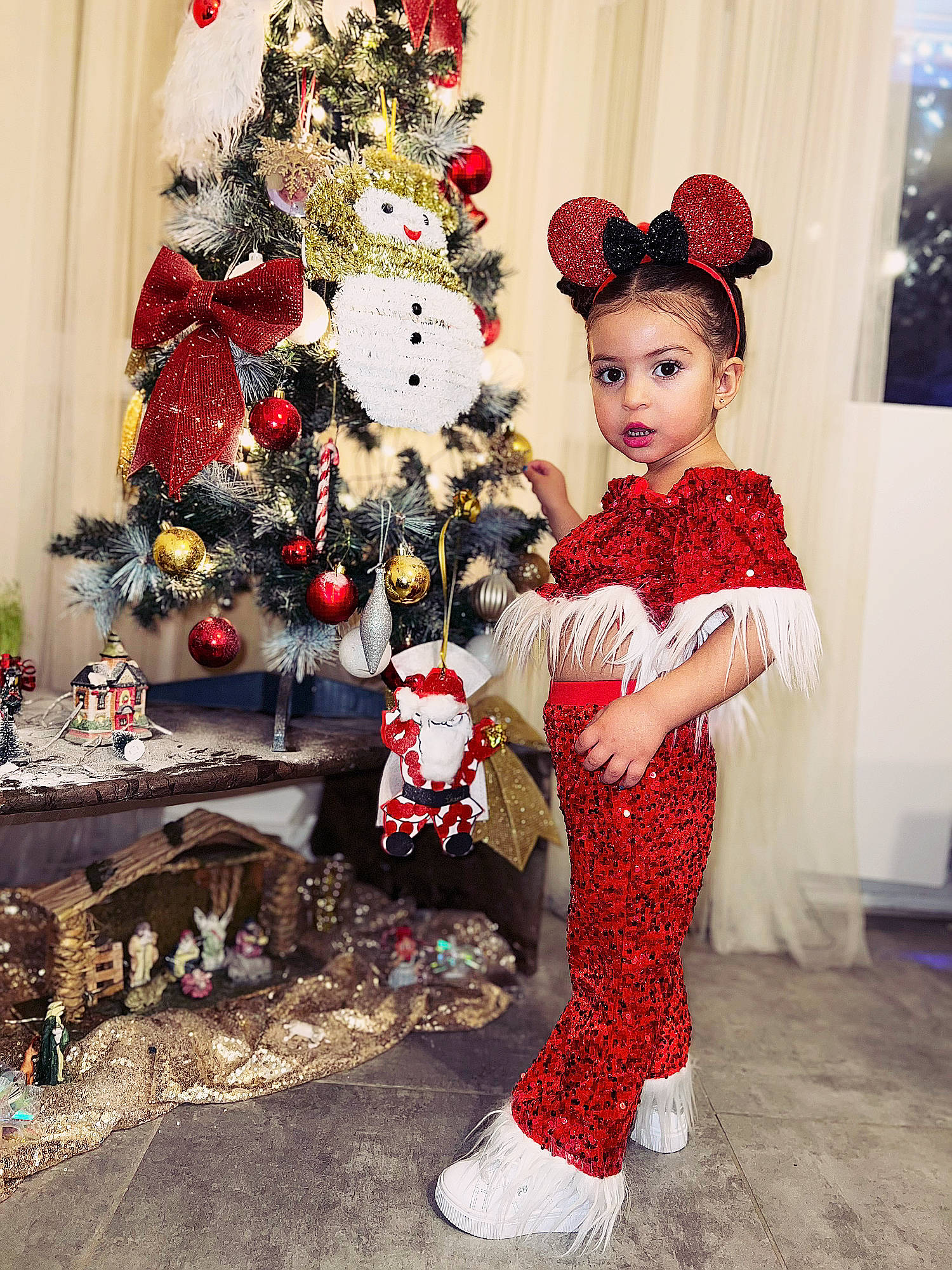Shanel participe au concours pour gagner de l'argent avec cette photo : baby_toddler_clothing, christmas_ornament, christmas_tree, design, dress, event, fashion_design, hat, holiday, holiday_ornament, ornament, pattern, person, plant, red, standing, textile, toddler, toy, tradition