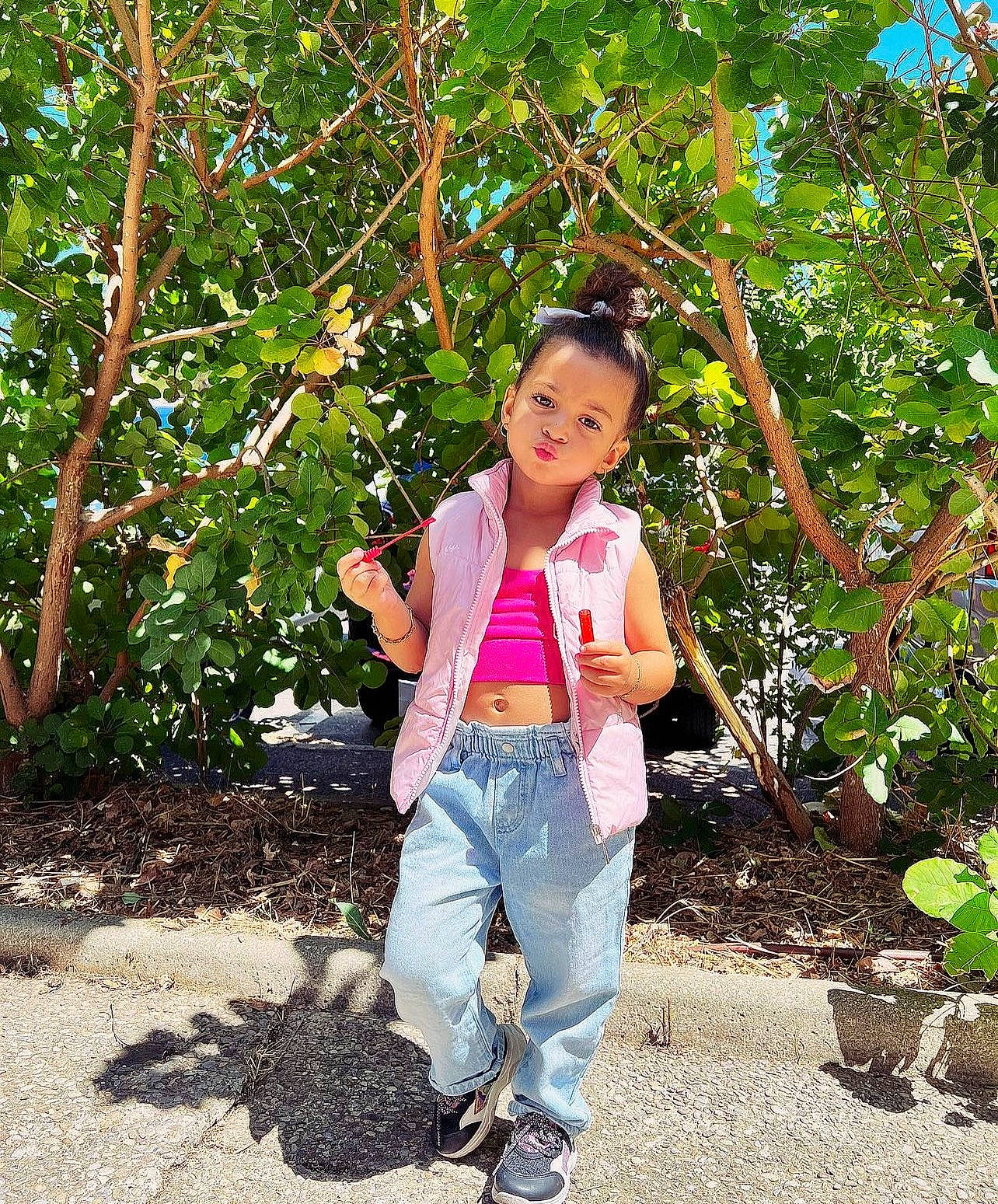 Shanel a rejoint le concours — aidez-le/la à gagner de superbes lots ! botany, branch, child, denim, flowering_plant, fun, grass, happy, leaf, leisure, people_in_nature, person, plant, sleeve, soil, t_shirt, toddler, tree, trunk, waist