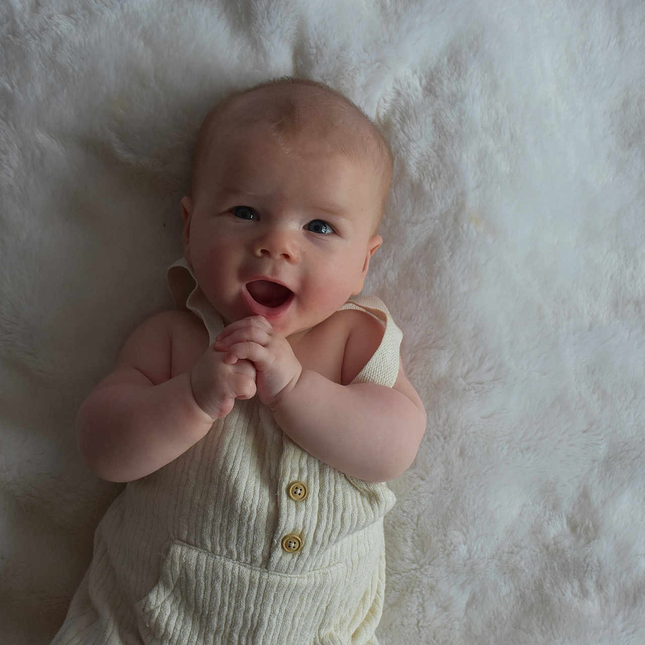 Mahé a rejoint le concours — aidez-le/la à gagner de superbes lots ! baby, blanket, buttoned_outfit, child, clothing, cute, expressive, face, hands, happy, indoor, infant, lying_down, newborn, one_person, portrait, skin, smiling, soft_texture, white_background