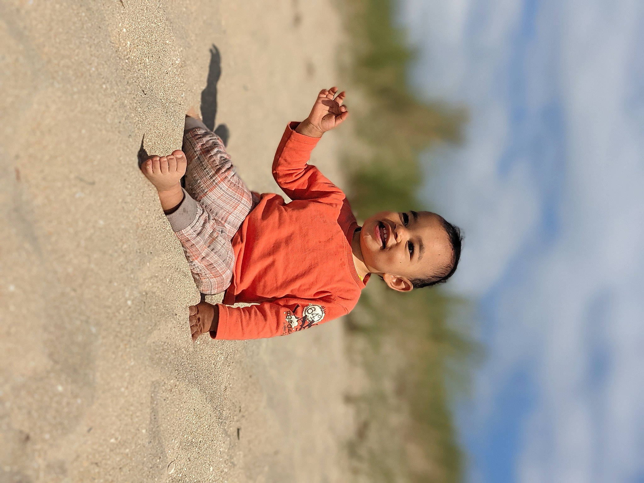 Elior a rejoint le concours — aidez-le/la à gagner de superbes lots ! adventure, beach, child, cloud, fun, grass, happy, joy, landscape, leisure, people_in_nature, person, recreation, sand, sky, soil, sunlight, t_shirt, toddler, tree
