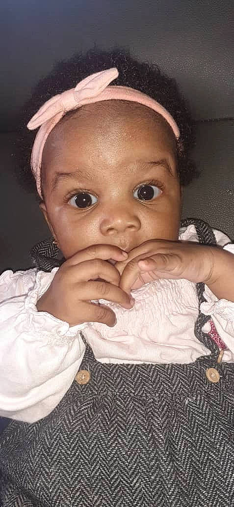 Pascale participe au concours pour gagner de l'argent avec cette photo : baby, baby_toddler_clothing, cheek, child, comfort, ear, eyelash, finger, gesture, hand, happy, iris, lip, mouth, nose, person, pink, skin, smile, thumb