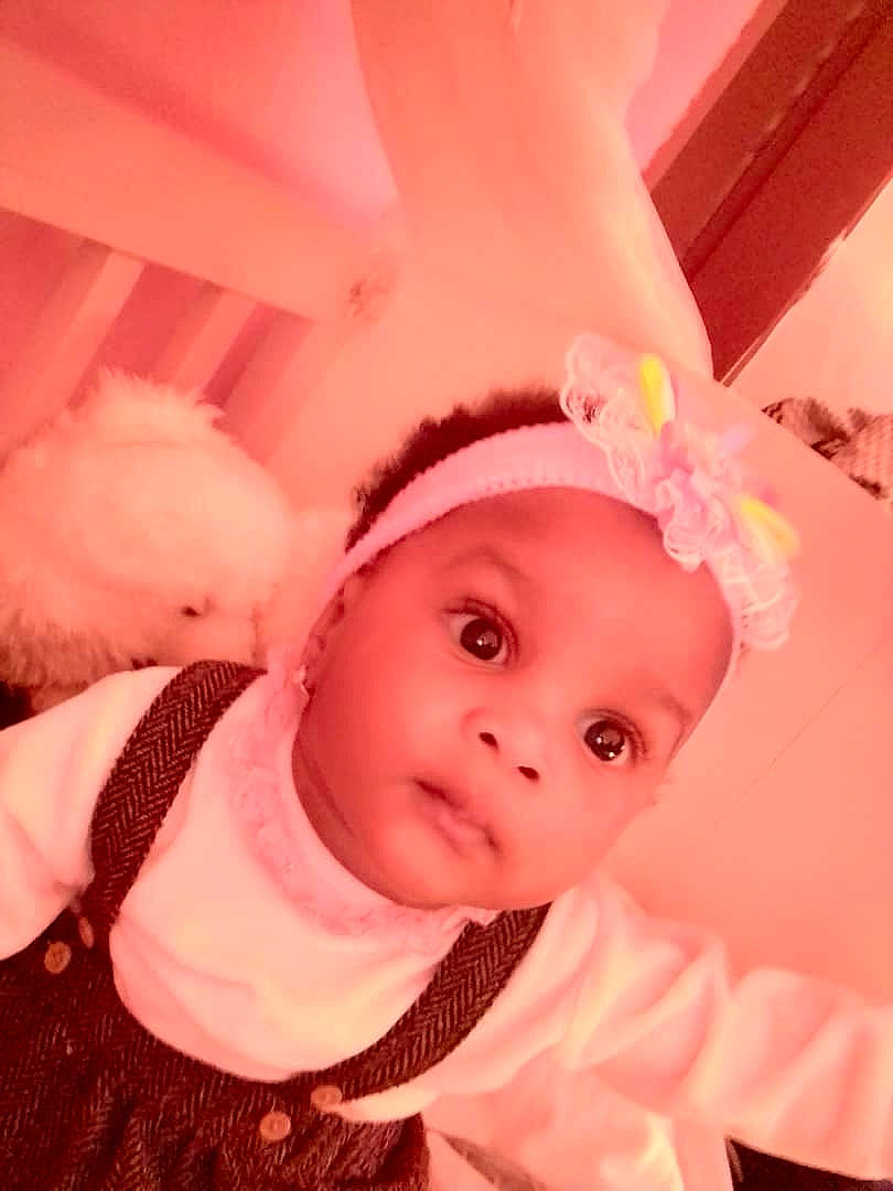 Pascale participe au concours pour gagner de l'argent avec cette photo : baby, baby_toddler_clothing, cheek, ear, eyebrow, eyelash, hair_accessory, happy, head, headgear, headpiece, iris, lip, magenta, nose, organ, person, pink, skin, sleeve