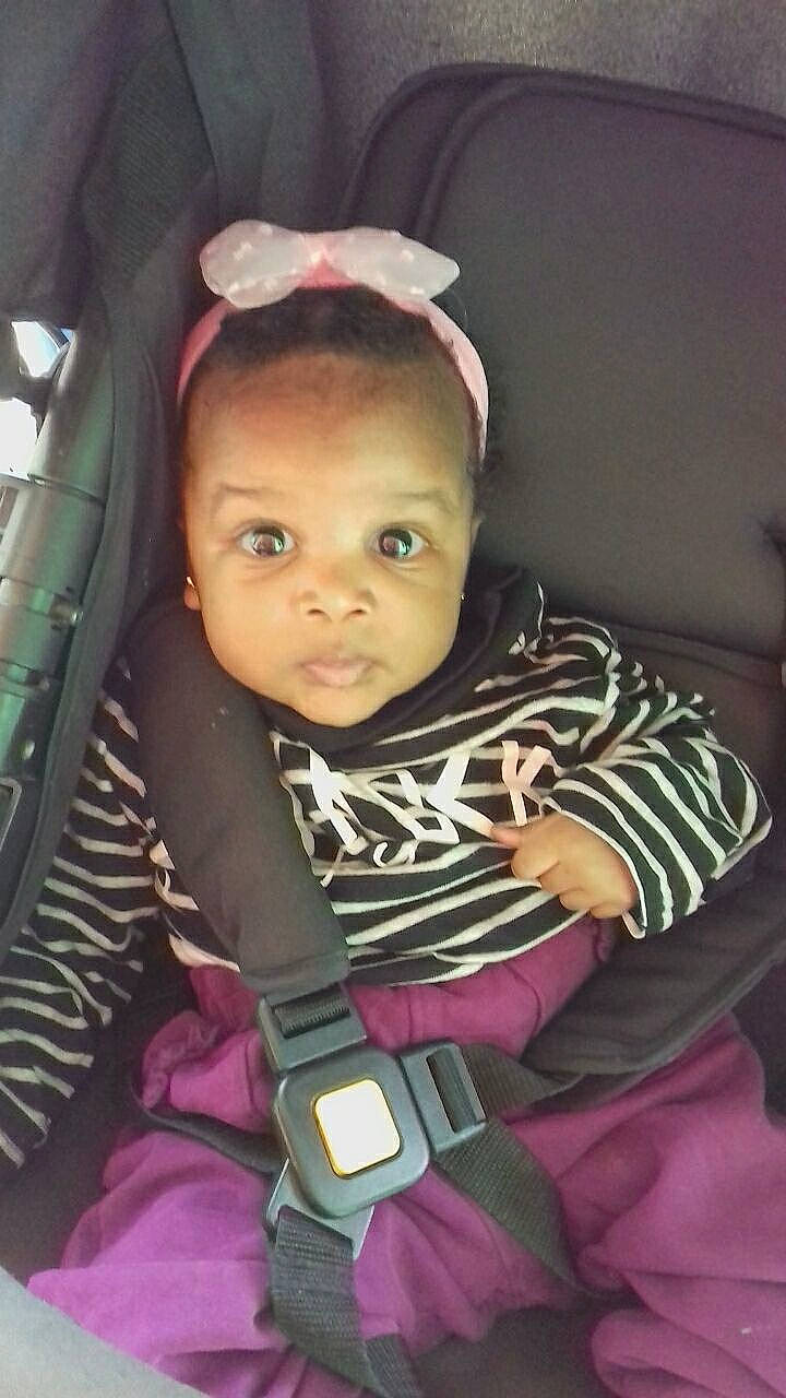 Pascale a rejoint le concours — aidez-le/la à gagner de superbes lots ! auto_part, baby, baby_carriage, baby_products, baby_toddler_clothing, car_seat, cheek, child, comfort, cool, flash_photography, fun, happy, iris, magenta, person, pink, purple, skin, smile