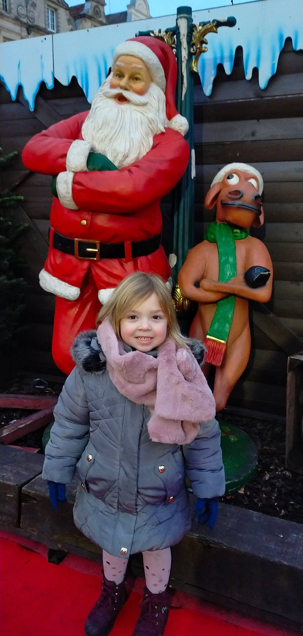 Zelia participe au concours pour gagner de l'argent avec cette photo : beard, child, event, fun, glove, hair, happy, hat, human_body, joy, lap, leisure, person, photograph, recreation, santa_claus, smile, snapshot, standing, textile