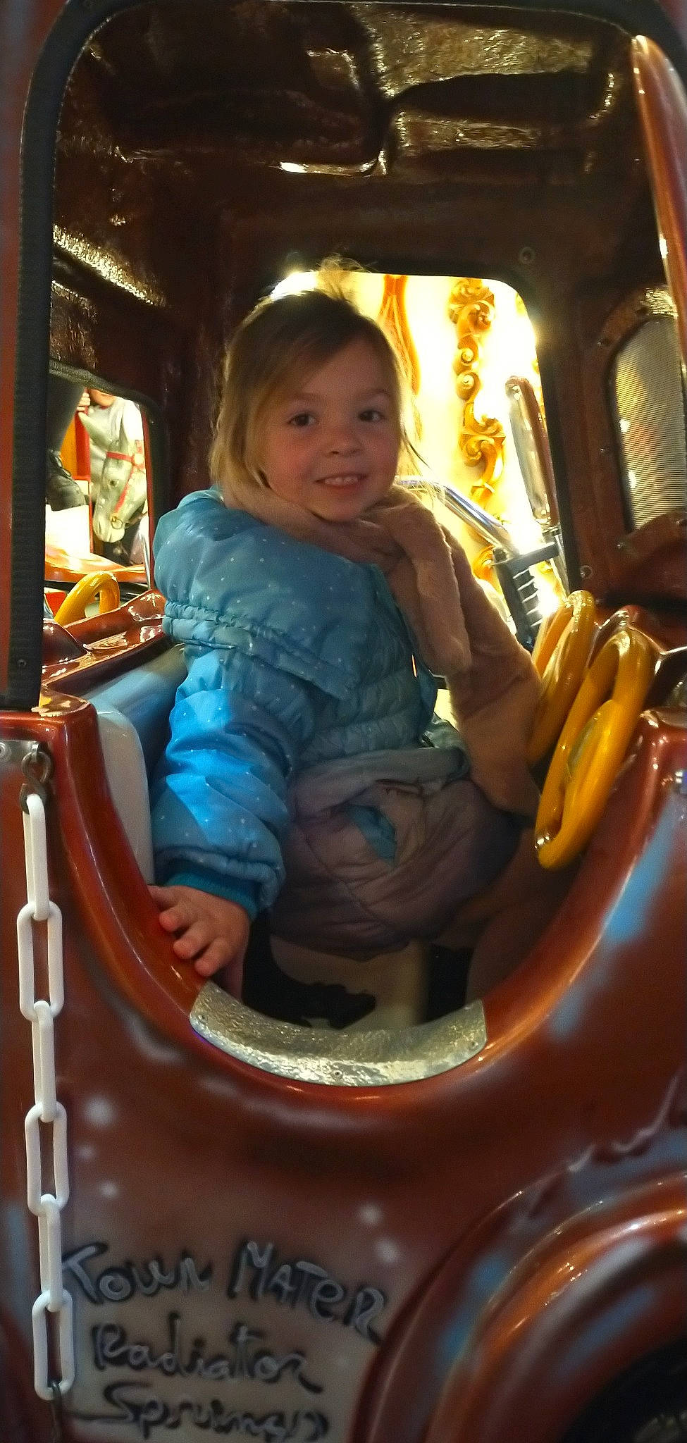 Zelia a rejoint le concours — aidez-le/la à gagner de superbes lots ! amusement_ride, auto_part, automotive_lighting, baby, child, circle, city, fun, happy, joy, leisure, outdoor_play_equipment, passenger, person, play, playground, recreation, sitting, smile, toddler