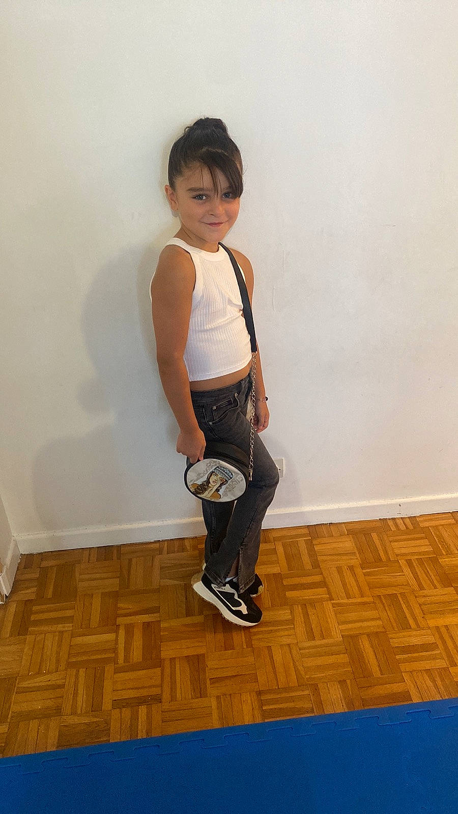 Hasmik participe au concours pour gagner de l'argent avec cette photo : arm, elbow, face, flash_photography, floor, flooring, hand, happy, hardwood, human_body, joy, knee, person, shoulder, sleeve, sportswear, standing, t_shirt, thigh, trunk