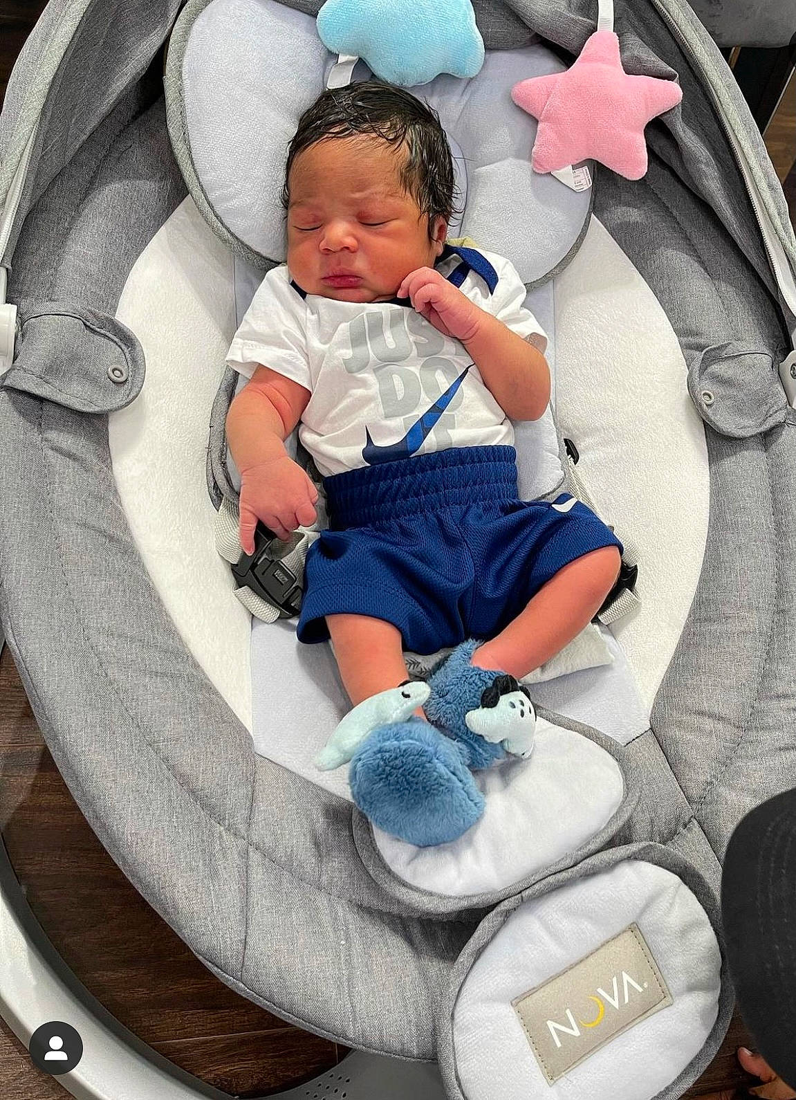 Kayden participe au concours pour gagner de l'argent avec cette photo : auto_part, baby, baby_products, baby_toddler_clothing, car_seat, chair, child, circle, comfort, electric_blue, lap, leisure, pattern, person, product, recreation, shorts, sitting, sneakers, toddler