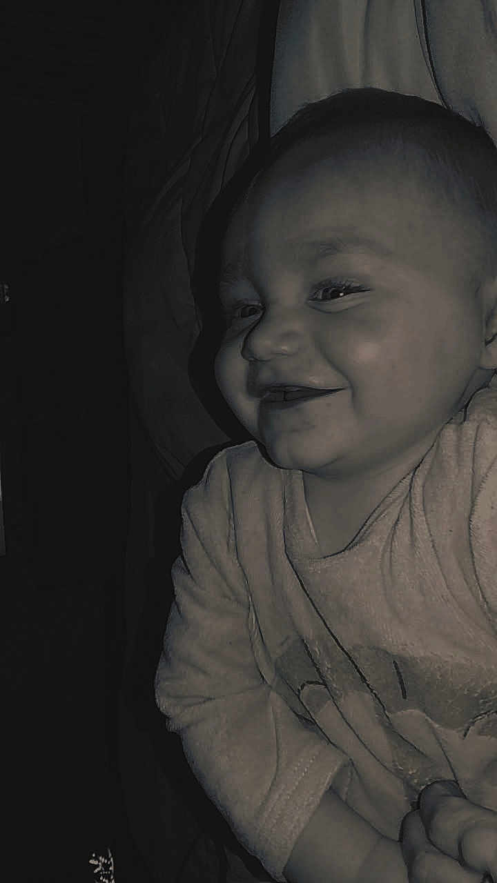 Maë participe au concours pour gagner de l'argent avec cette photo : baby, child, smile, face, portrait, infant, clothing, happy, cute, cheeky, low_light, indoors, closeup, soft_texture, young, person, toddler, warm, cozy, expression