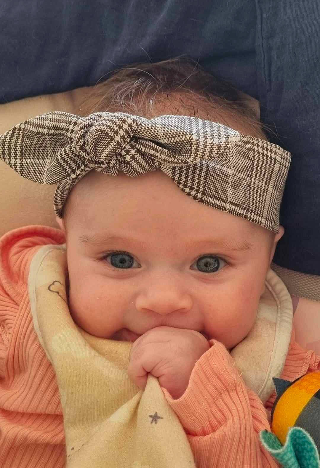 Amaya participe au concours pour gagner de l'argent avec cette photo : baby, cap, cheek, child, chin, eye, eyebrow, eyelash, face, facial_expression, head, headwear, iris, lip, nose, organ, outerwear, person, pink, skin