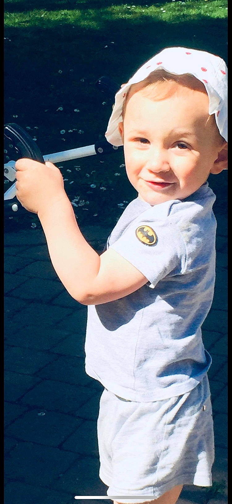 Maonzo participe au concours pour gagner de l'argent avec cette photo : art, baby, baby_toddler_clothing, child, electric_blue, face, finger, flash_photography, fun, gesture, happy, headwear, joy, laugh, person, play, portrait_photography, sleeve, smile, stock_photography