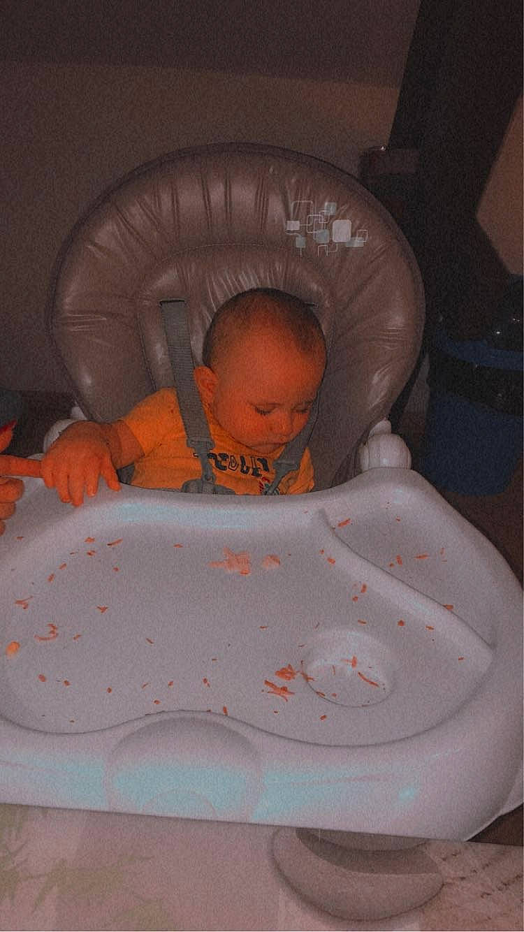 Maonzo participe au concours pour gagner de l'argent avec cette photo : baby, baby_products, baby_safety, baby_sleeping, baby_toys, bathing, bedding, bedtime, carmine, chair, chest, child, comfort, flooring, infant_bed, linens, person, plumbing_fixture, room, sitting