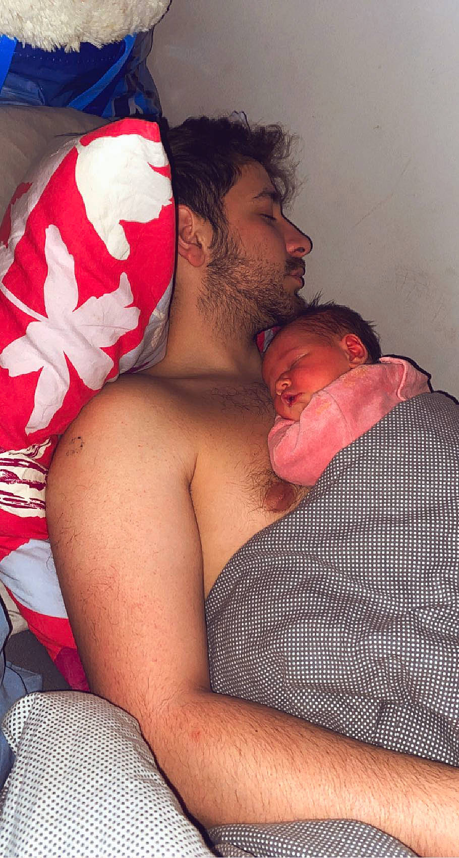 Tëssa a rejoint le concours — aidez-le/la à gagner de superbes lots ! abdomen, beard, chest, comfort, elbow, finger, gesture, hairstyle, hand, happy, human_body, interaction, joint, mouth, muscle, neck, person, red, shoulder, stomach