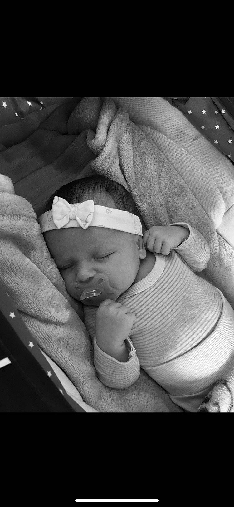 Tëssa a rejoint le concours — aidez-le/la à gagner de superbes lots ! arm, baby, baby_toddler_clothing, black_and_white, cap, child, comfort, facial_expression, finger, flash_photography, gesture, hand, happy, headwear, interaction, monochrome_photography, mouth, person, skin, style