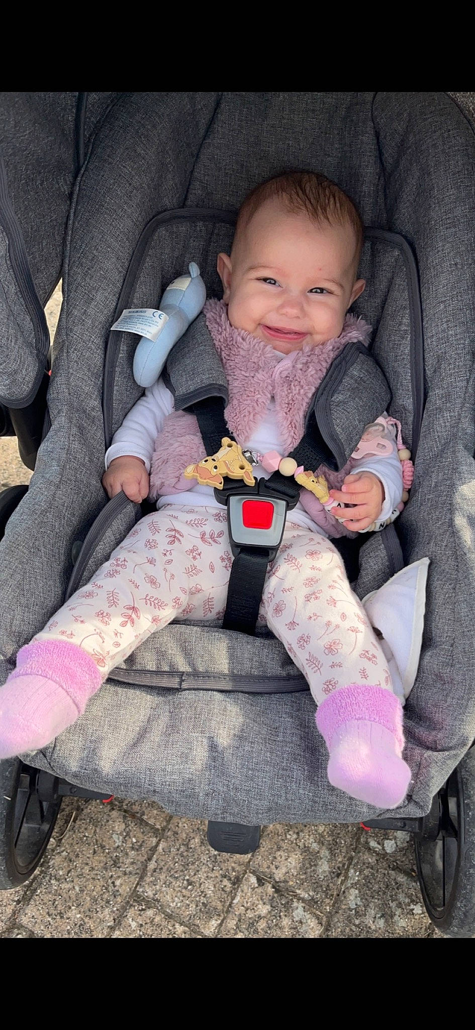 Deyna participe au concours pour gagner de l'argent avec cette photo : baby, baby_carriage, baby_in_car_seat, baby_products, baby_toddler_clothing, car_seat, cheek, child, comfort, finger, joy, lap, leg, person, pink, product, seat_belt, skin, smile, sneakers