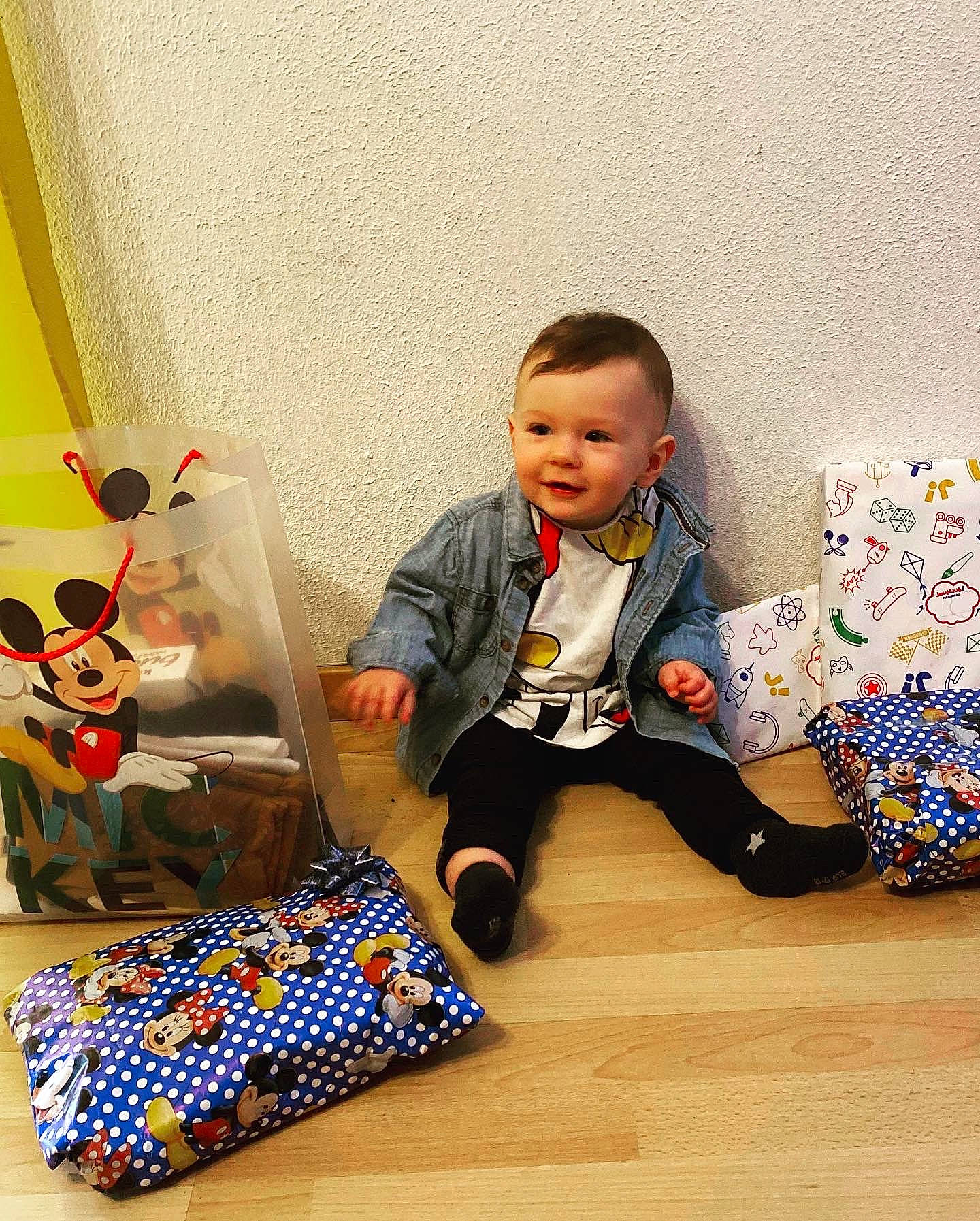 Keyden a rejoint le concours — aidez-le/la à gagner de superbes lots ! baby, baby_toddler_clothing, bag, child, comfort, floor, flooring, fun, happy, hardwood, jacket, joy, pattern, person, play, sitting, sleeve, smile, suit, toddler