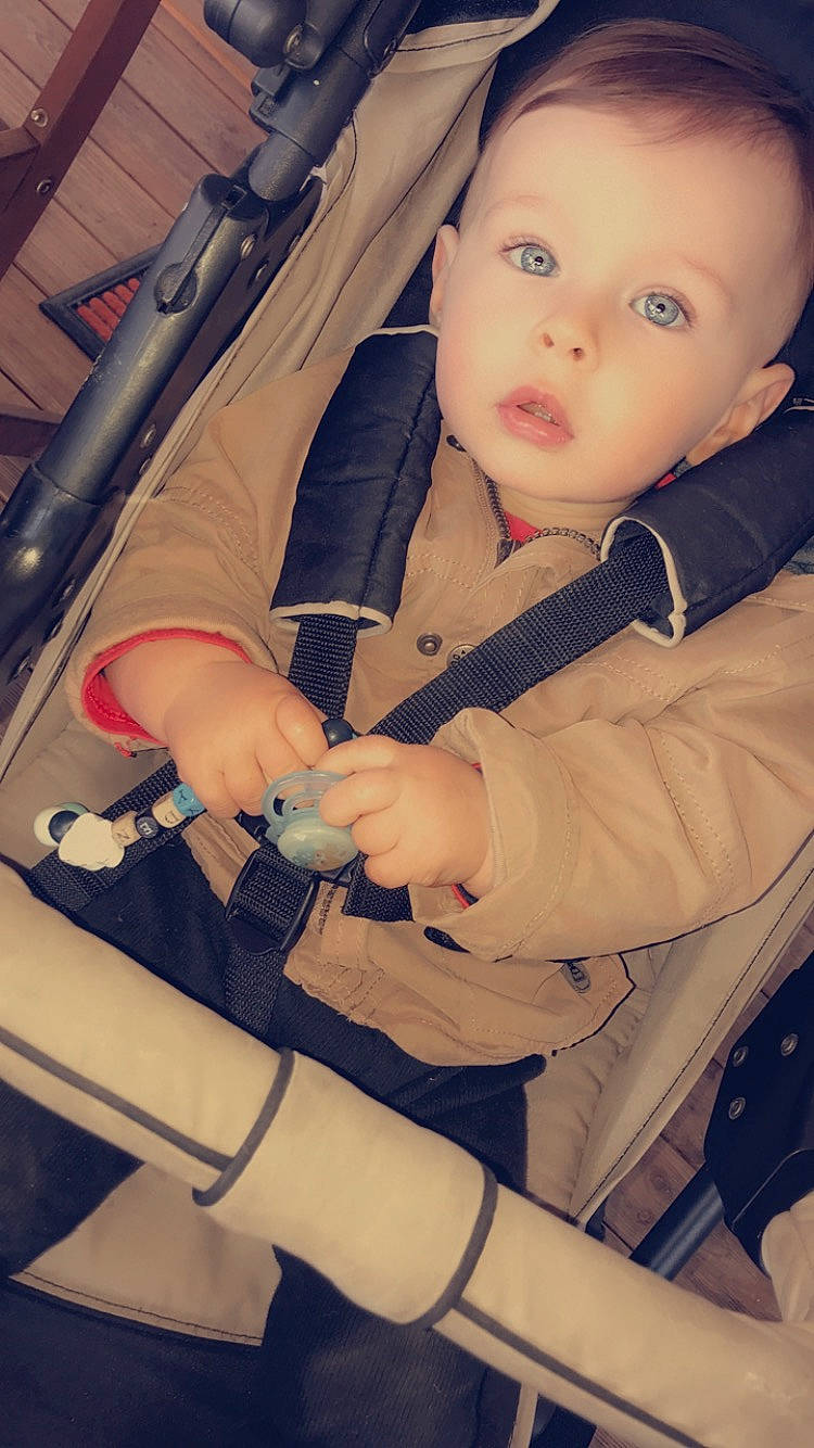 Keyden a rejoint le concours — aidez-le/la à gagner de superbes lots ! auto_part, automotive_window_part, baby, baby_carriage, baby_products, car_seat, carmine, child, comfort, finger, human_leg, nail, person, sitting, skin, sleeve, steering_wheel, thumb, toddler, vehicle_door