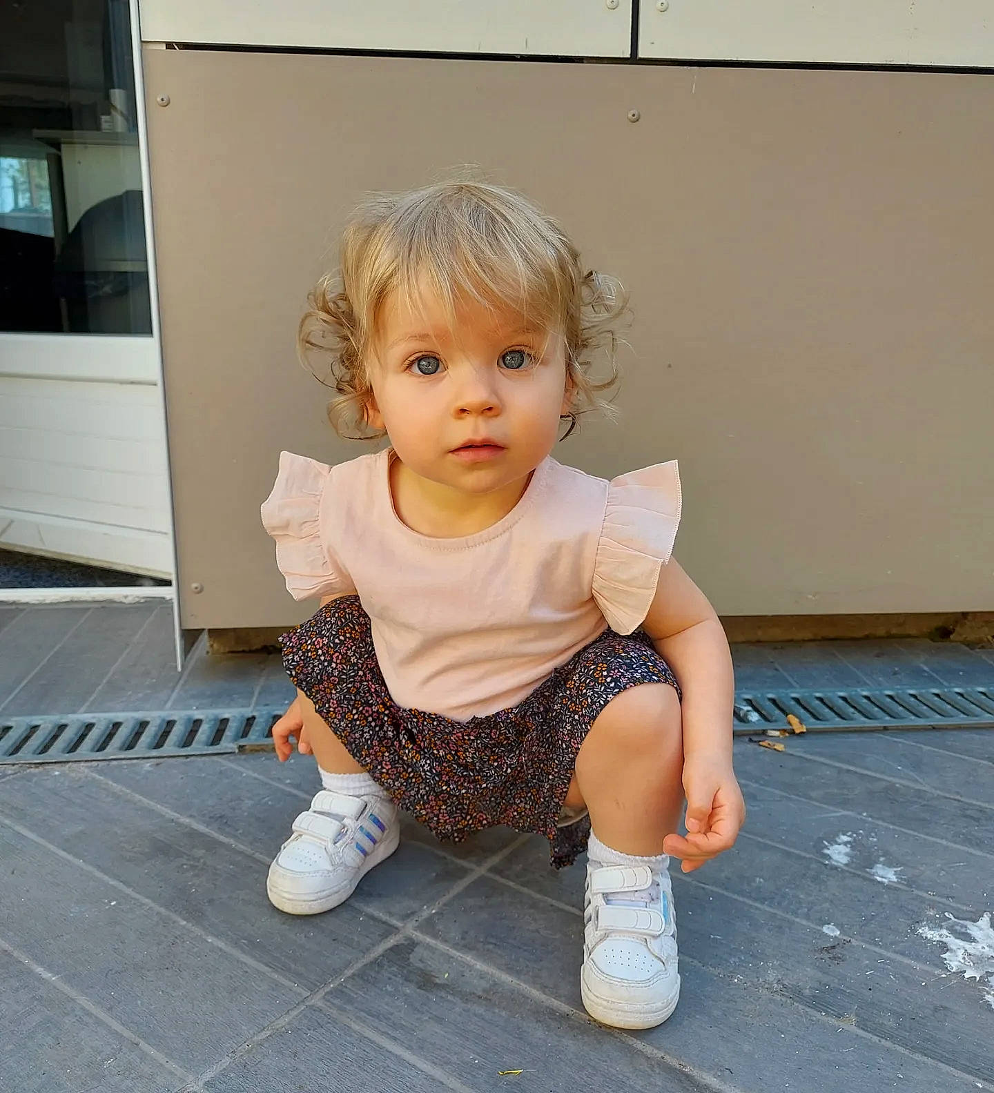 Léonie a rejoint le concours — aidez-le/la à gagner de superbes lots ! baby, baby_toddler_clothing, child, floor, flooring, foot, fun, happy, hardwood, human_leg, knee, pattern, person, room, shoe, sitting, sleeve, t_shirt, toddler, wood