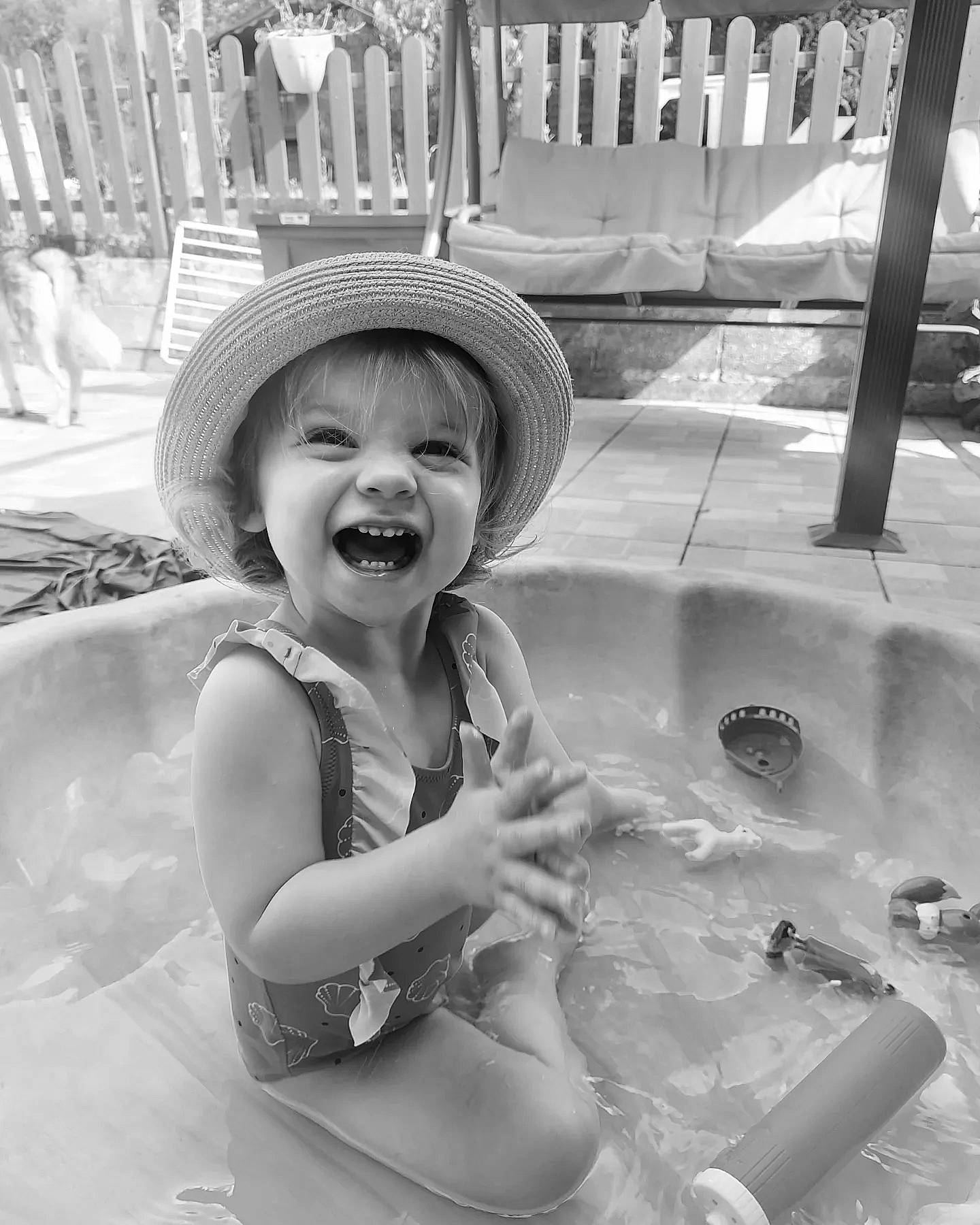 Léonie participe au concours pour gagner de l'argent avec cette photo : beauty, black, black_and_white, cool, fun, happy, hat, headgear, monochrome, monochrome_photography, people, person, photograph, recreation, smile, snapshot, standing, style, sun_hat, toddler