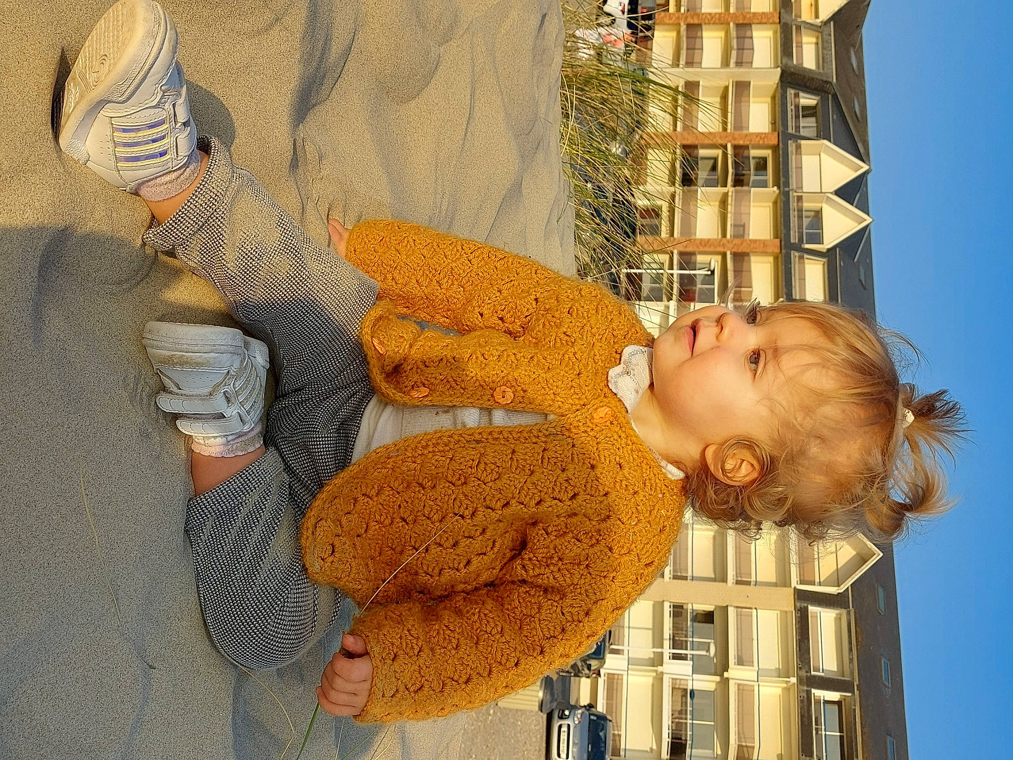 Léonie participe au concours pour gagner de l'argent avec cette photo : art, baby, building, child, city, finger, fun, happy, human, human_body, pattern, person, room, sitting, skin, sky, toddler, visual_arts, window, wool