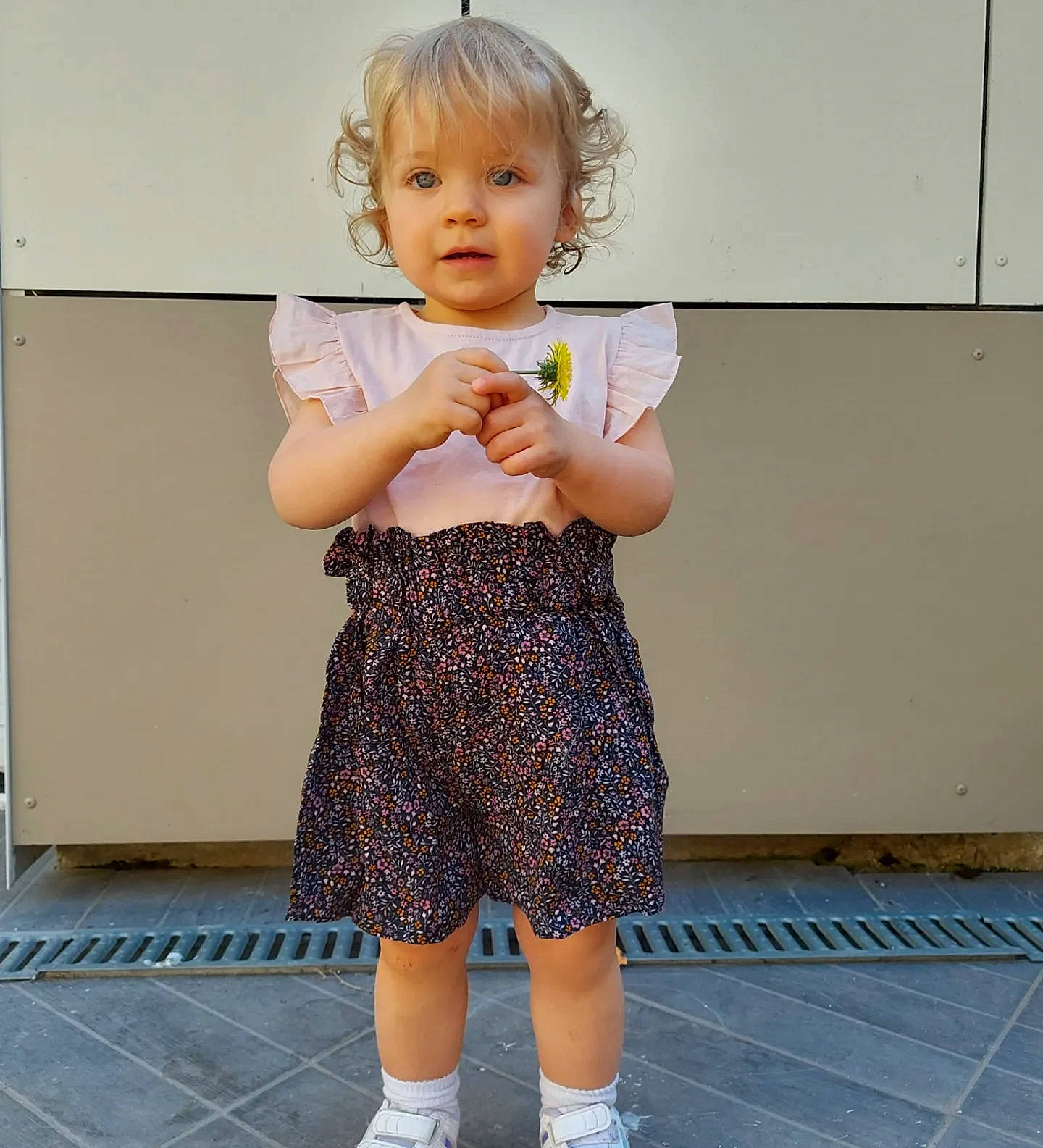 Léonie a rejoint le concours — aidez-le/la à gagner de superbes lots ! baby_toddler_clothing, blond, child, electric_blue, flooring, gesture, happy, human_leg, joint, knee, leg, pattern, person, photograph, shoulder, sleeve, snapshot, thigh, toddler, trunk