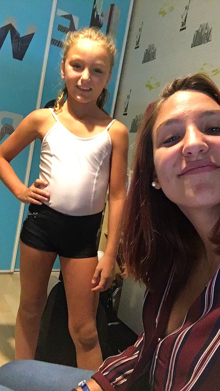 Lilou participe au concours pour gagner de l'argent avec cette photo : blond, headwear, joy, leg, long_hair, person, photography, room, selfie, shorts, smile, sportswear, thigh