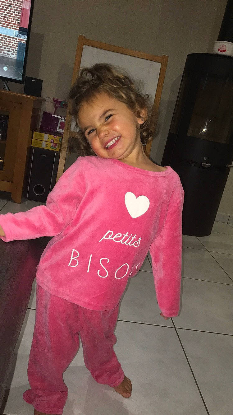 Lilou a rejoint le concours — aidez-le/la à gagner de superbes lots ! cool, costume, joy, magenta, pajamas, person, pink, shoulder, sleeve, smile, sportswear, t_shirt