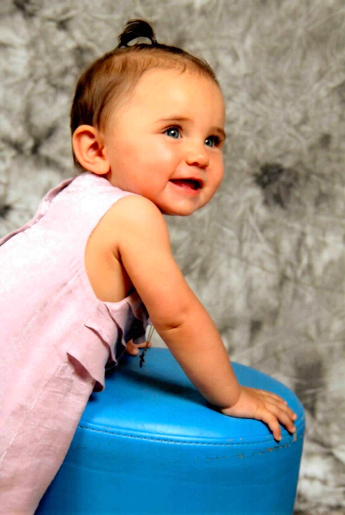 Lilou a rejoint le concours — aidez-le/la à gagner de superbes lots ! baby, child, child_model, face, person, photography, portrait, portrait_photography, sitting, skin, smile, toddler, turquoise