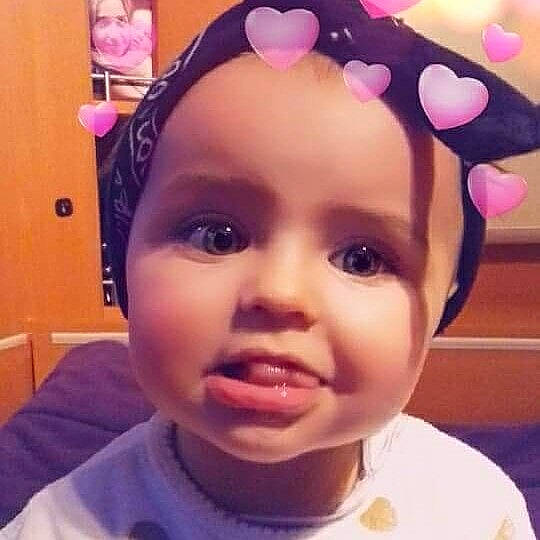 Flora a rejoint le concours — aidez-le/la à gagner de superbes lots ! cheek, child, chin, ear, eye, eyebrow, face, forehead, hair_accessory, head, headgear, infant, lip, mouth, nose, person, product, purple, skin, smile