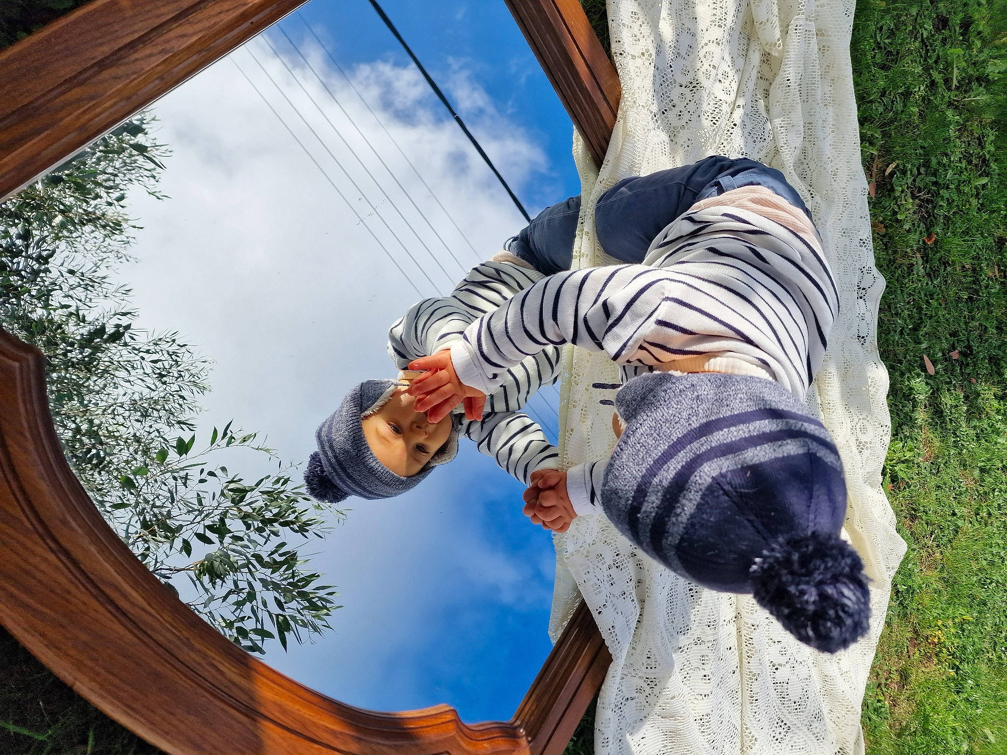 Robin participe au concours pour gagner de l'argent avec cette photo : adventure, circle, cloud, daylighting, fun, grass, leisure, person, plant, pole, recreation, rope, sky, tree, trunk, window, wood, woody_plant