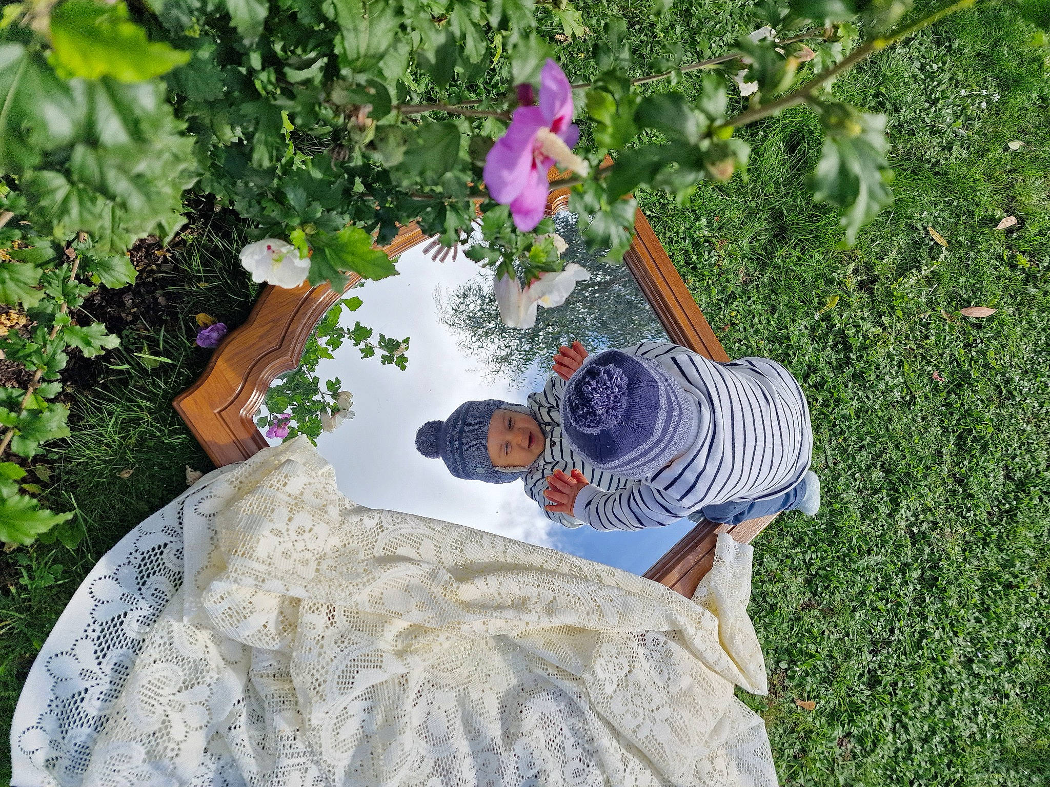 Robin participe au concours pour gagner de l'argent avec cette photo : annual_plant, flower, fun, garden, grass, groundcover, hat, headwear, landscape, landscaping, leaf, leisure, people_in_nature, person, petal, plant, shrub, sitting, soil, sunglasses