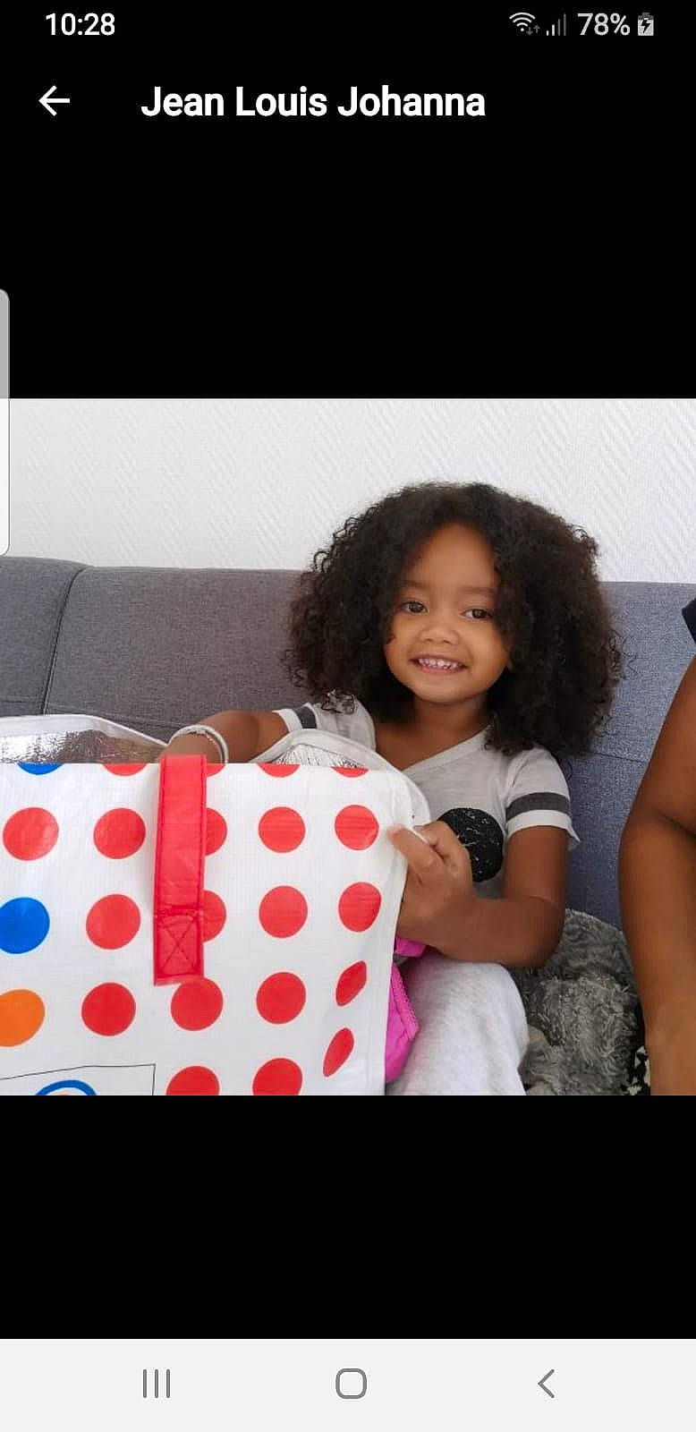 Jaïna participe au concours pour gagner de l'argent avec cette photo : child, design, furniture, joy, pattern, person, polka_dot, sitting, toddler