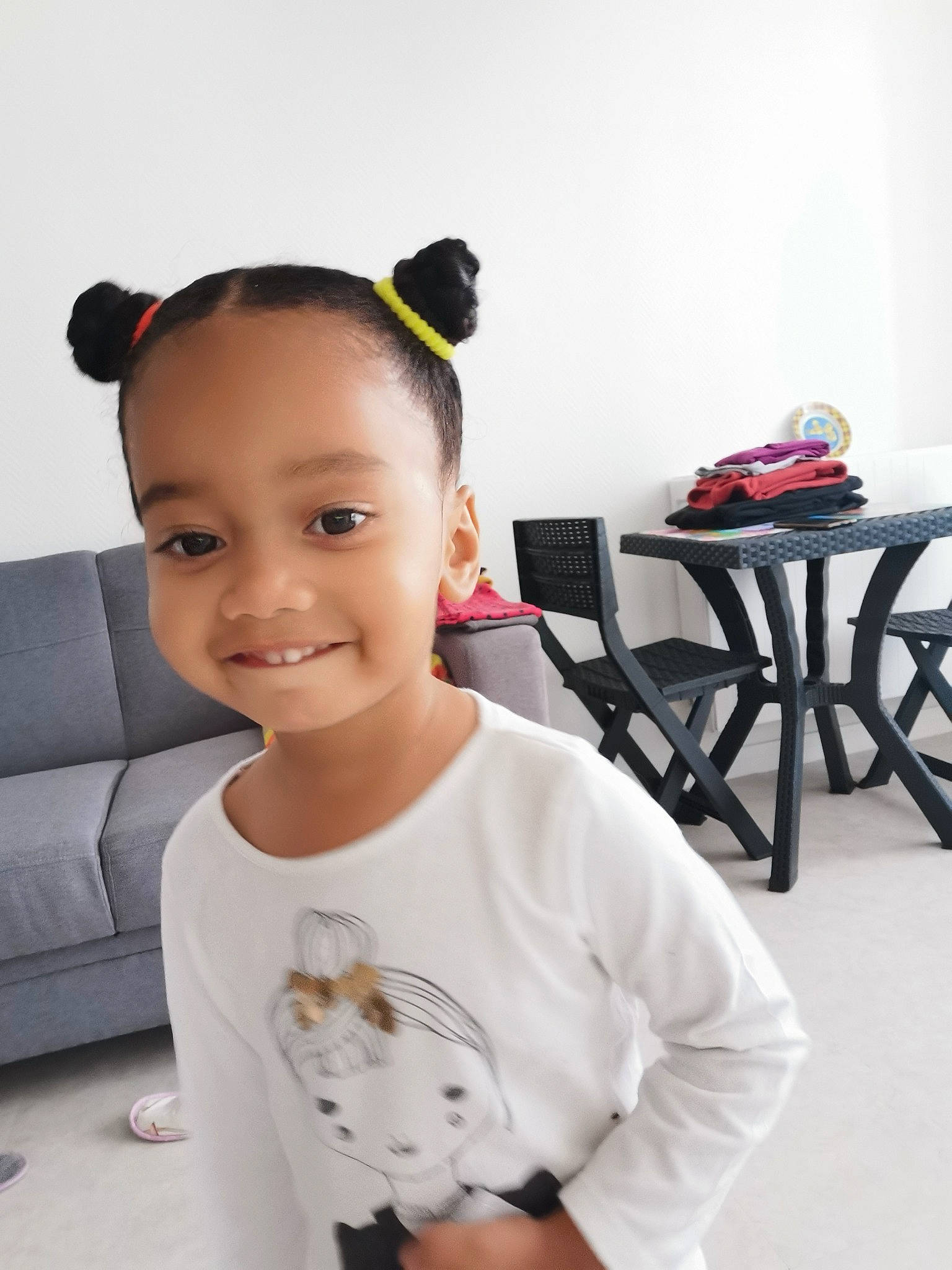Jaïna participe au concours pour gagner de l'argent avec cette photo : black_hair, child, ear, face, fashion_accessory, forehead, hair, hair_accessory, hairstyle, happy, head, headband, joy, neck, person, room, skin, sleeve, smile, t_shirt