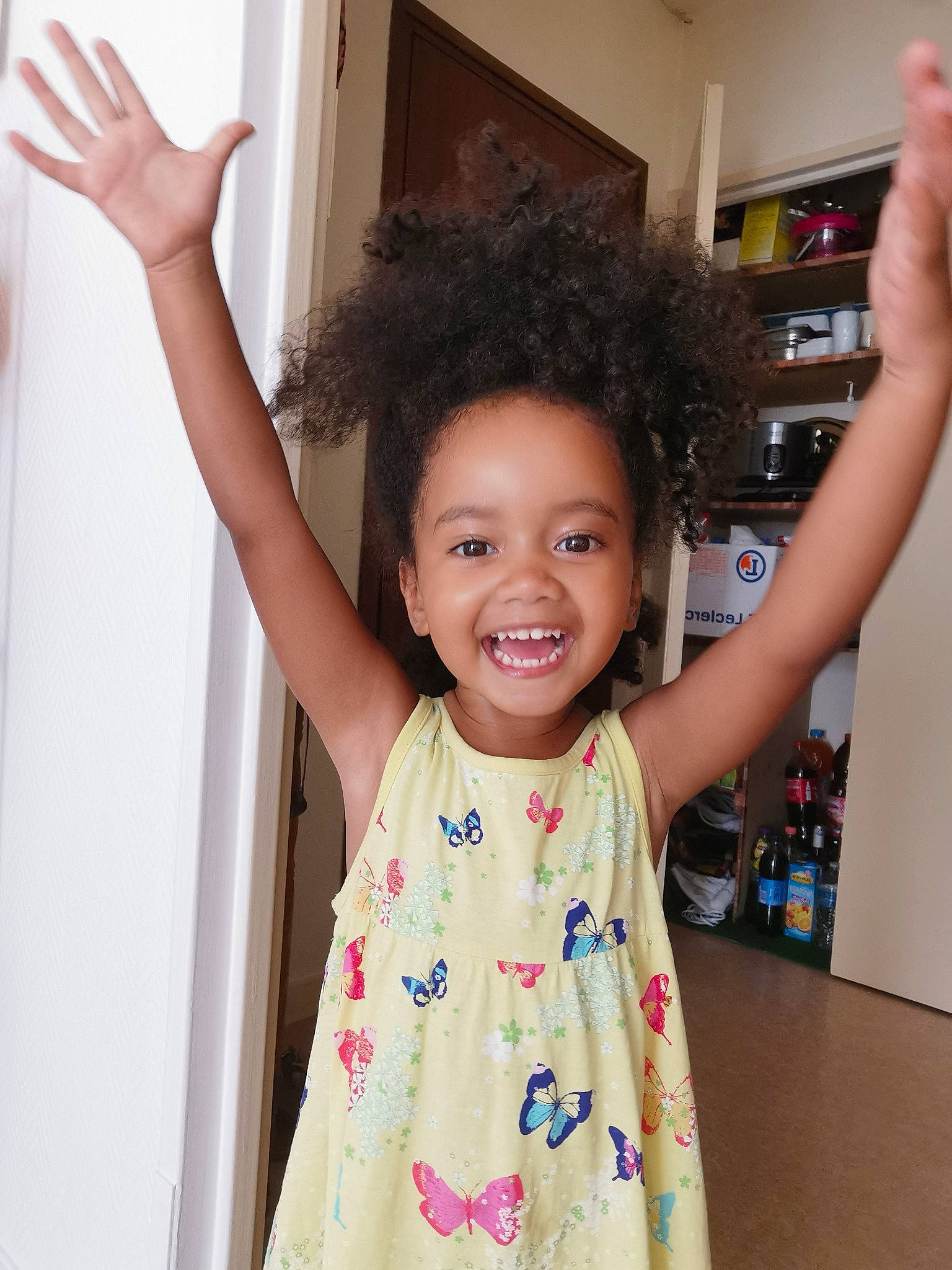 Jaïna participe au concours pour gagner de l'argent avec cette photo : arm, black_hair, child, finger, forehead, gesture, hair, hairstyle, happy, joy, long_hair, person, skin, smile, standing, toddler