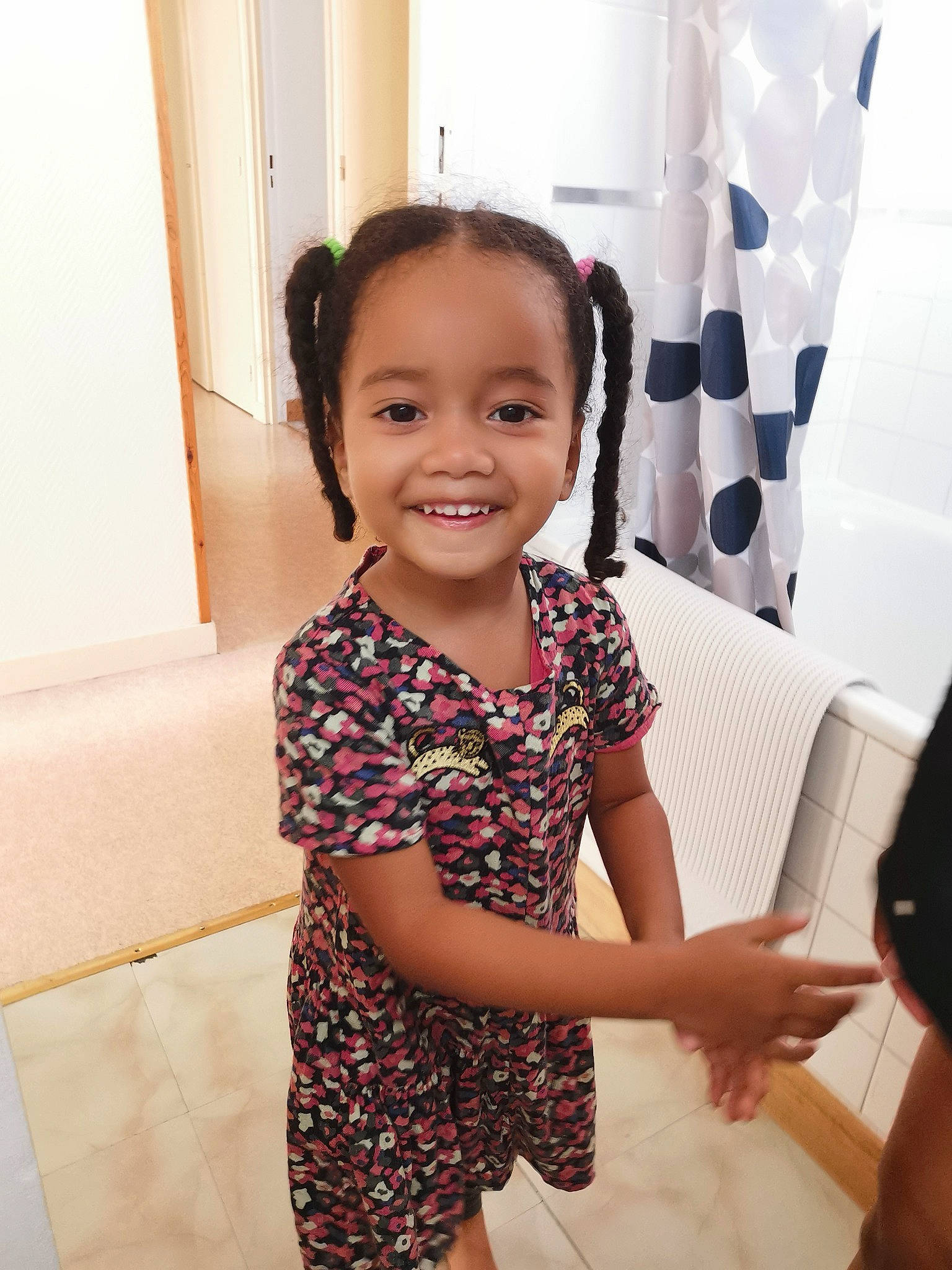 Jaïna a rejoint le concours — aidez-le/la à gagner de superbes lots ! child, ear, eye, face, facial_expression, happy, head, joy, person, room, skin, smile, technology, toddler, vacation