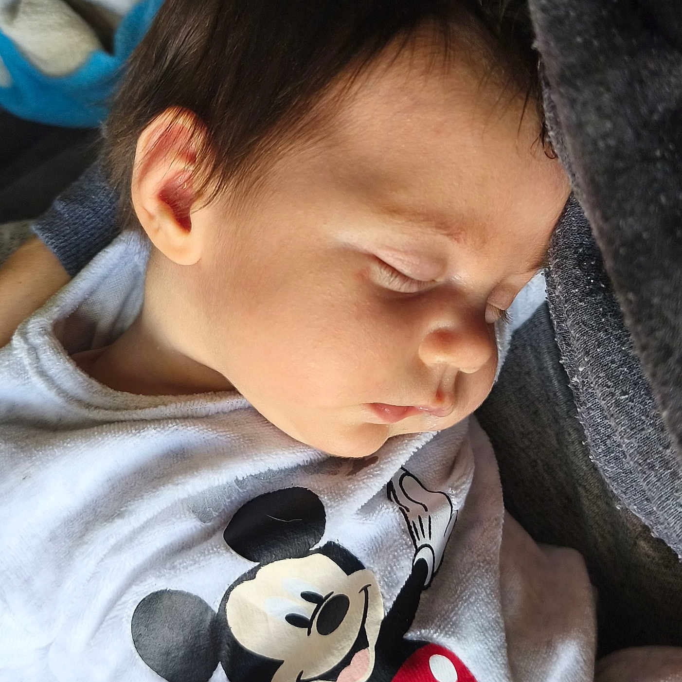 Athynna participe au concours pour gagner de l'argent avec cette photo : baby, blanket, child, clothing, cozy, cute, cute_outfit, face, head, indoors, infant, mickey_mouse, nap, peaceful, person, portrait, rest, sleeping, soft, young