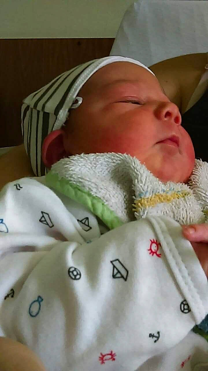 Lorenzo a rejoint le concours — aidez-le/la à gagner de superbes lots ! baby, bedtime, cheek, child, headwear, nap, person, sleep