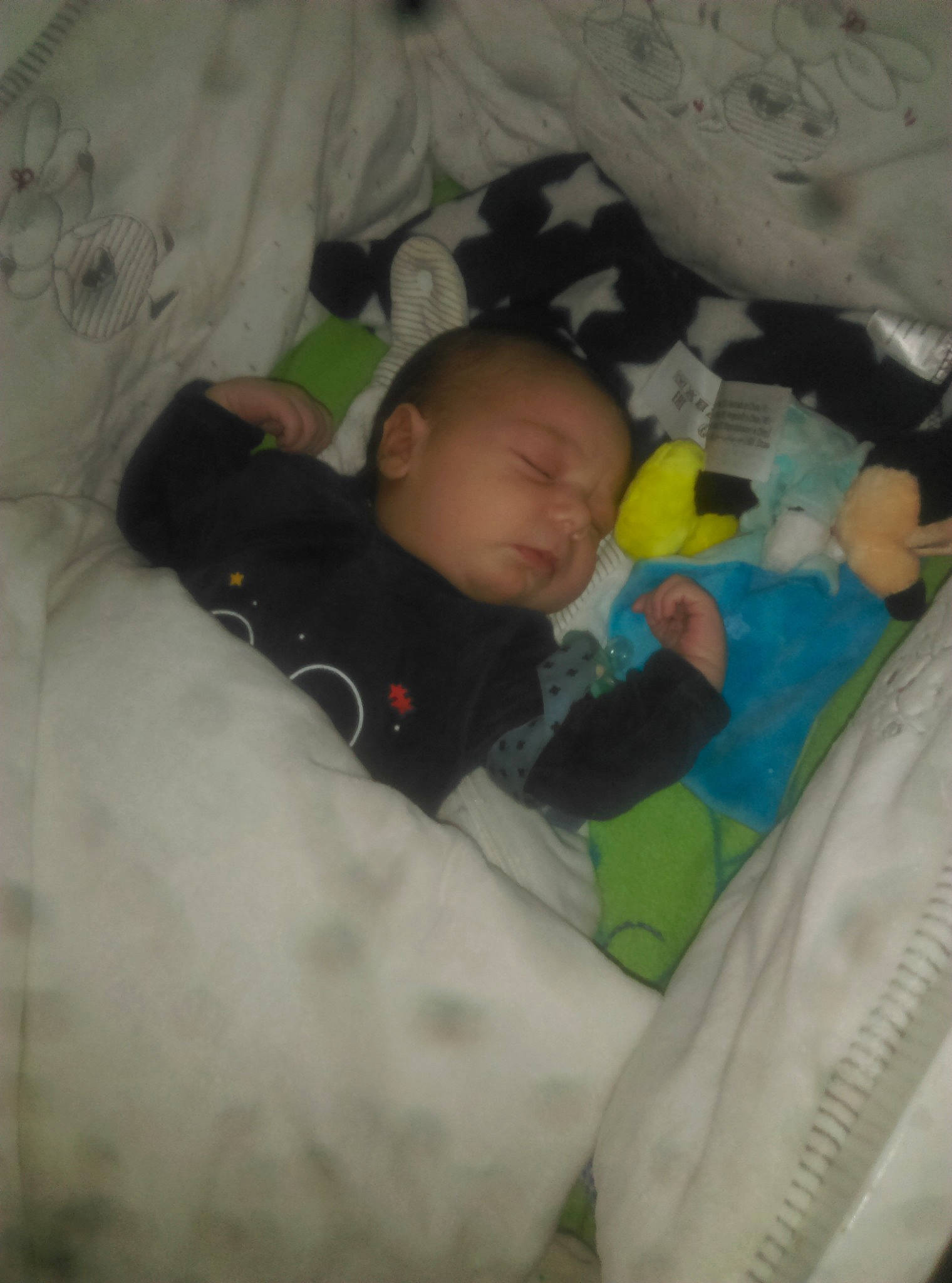 Lorenzo participe au concours pour gagner de l'argent avec cette photo : baby, bedtime, child, nap, person, skin, sleep, toddler