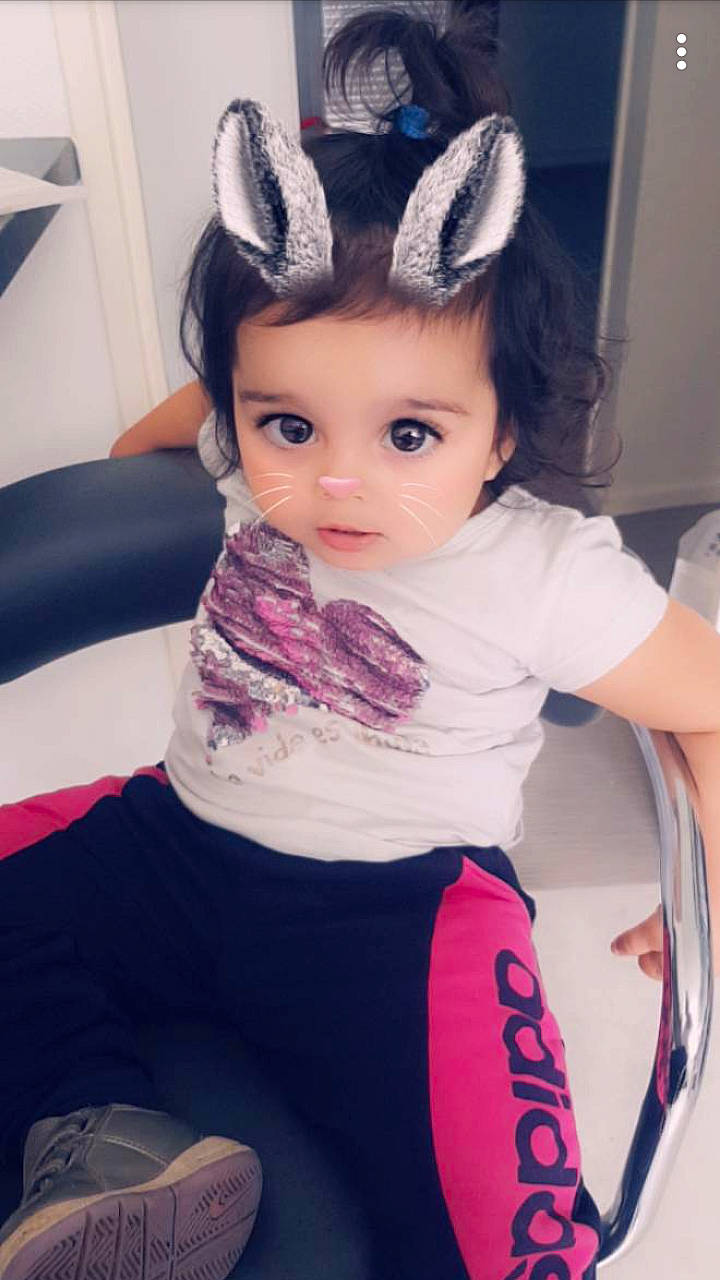 Beatriz a rejoint le concours — aidez-le/la à gagner de superbes lots ! arm, cheek, child, cool, ear, eye, eyebrow, face, forehead, hair, hairstyle, head, iris, joint, organ, person, pink, purple, shoulder, skin