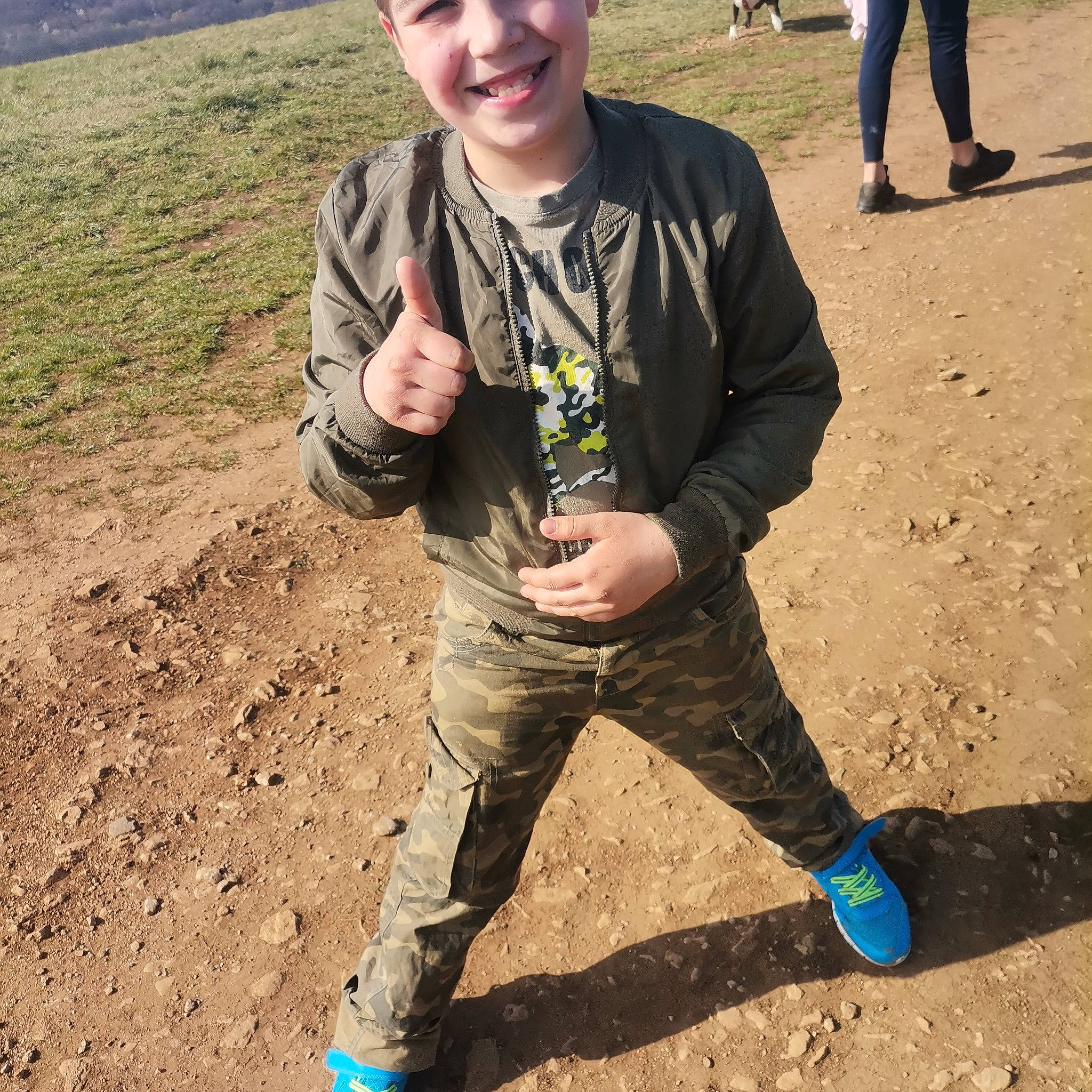 Jonathan a rejoint le concours — aidez-le/la à gagner de superbes lots ! child, denim, eyewear, fun, grass, hat, human_body, jewellery, joy, knee, landscape, pattern, people_in_nature, person, recreation, sand, sleeve, smile, soil, sweatpant