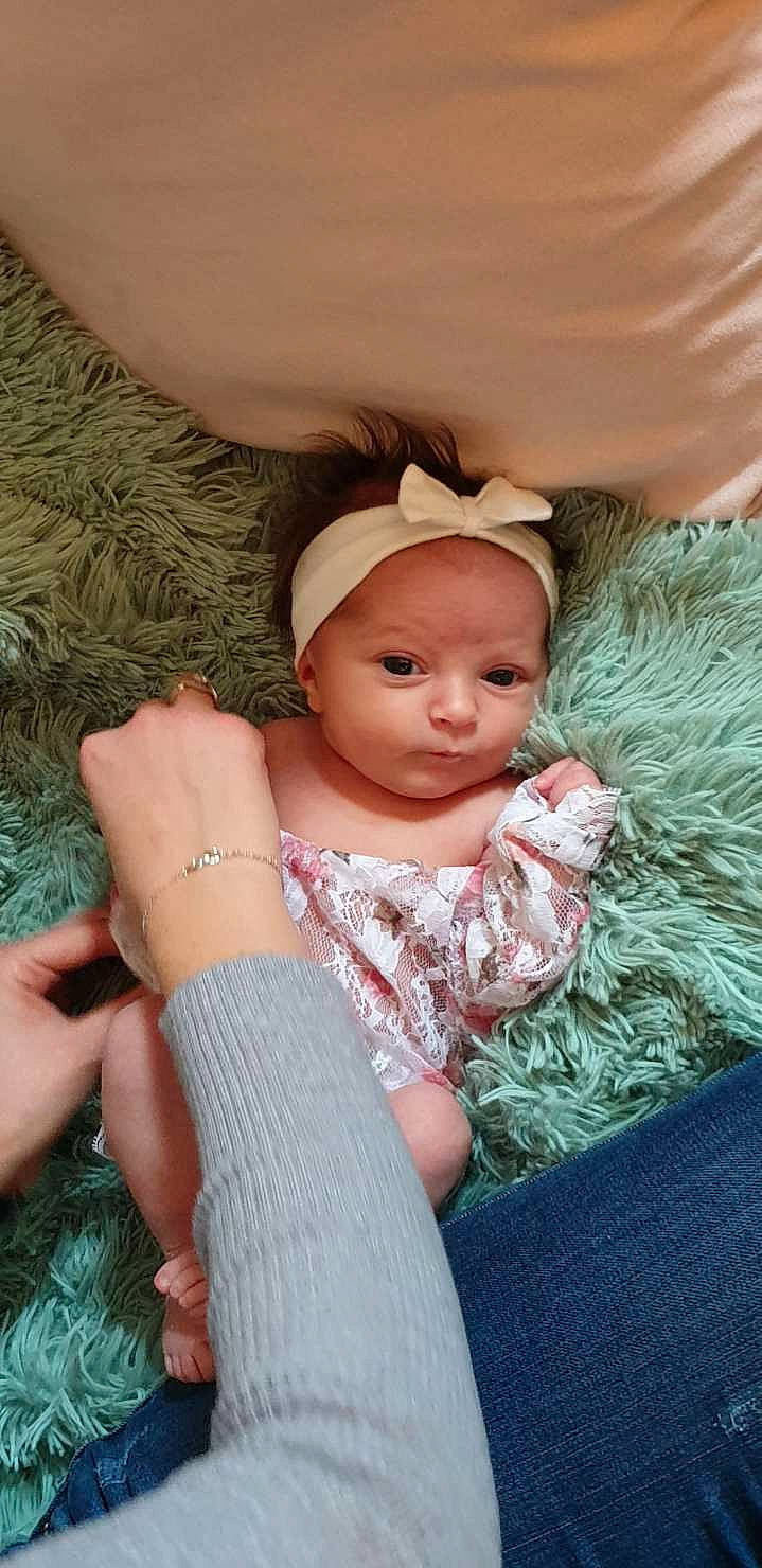 Kamélia a rejoint le concours — aidez-le/la à gagner de superbes lots ! arm, baby, child, hand, headgear, leg, person, skin, toddler