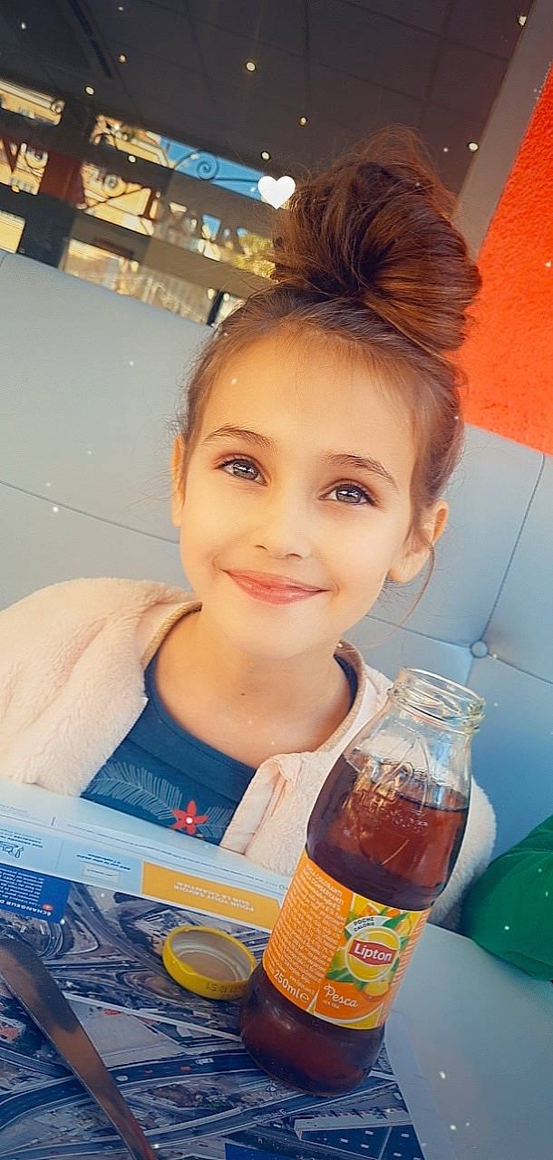 Leia participe au concours pour gagner de l'argent avec cette photo : alcohol, alcoholic_beverage, beauty_salon, bottle, bun, carbonated_soft_drinks, cola, distilled_beverage, drink, drinking, drinkware, eyelash, fun, glass_bottle, happy, joy, makeover, non_alcoholic_beverage, orange_soft_drink, person