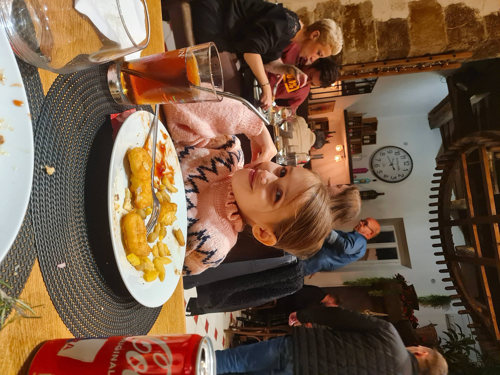 Leia participe au concours pour gagner de l'argent avec cette photo : breakfast, chair, comfort_food, cuisine, dish, eating, fast_food, finger_food, food, fun, ingredient, joy, junk_food, machine, orange, person, plate, t_shirt, table, tableware