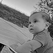 Tom participe au concours pour gagner de l'argent avec cette photo : baby, bodypart, clothing, face, finger, frown, furniture, grass, hand, happy, head, newborn, outdoors, person, photography, portrait, sad, sitting, smile, t_shirt