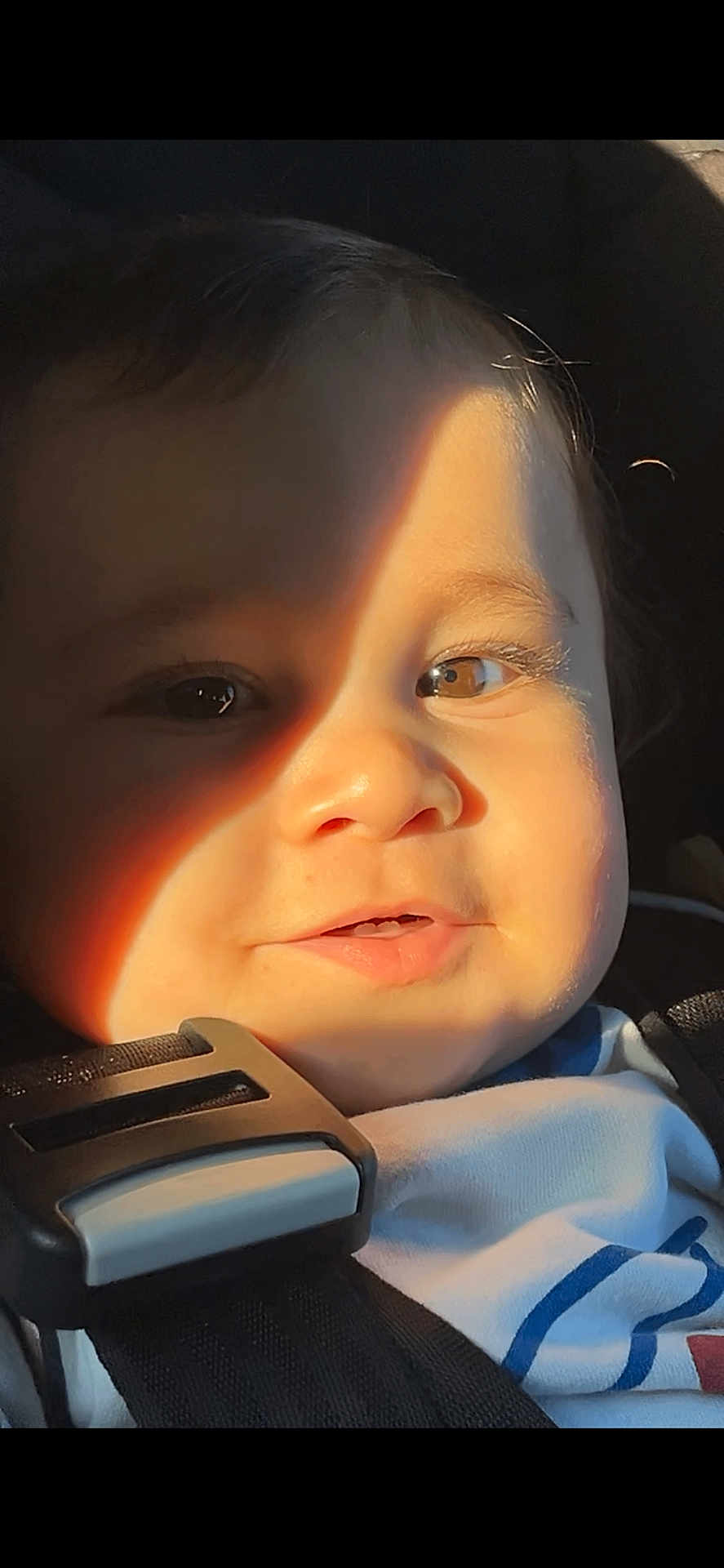 Tom a rejoint le concours — aidez-le/la à gagner de superbes lots ! accessories, baby, belt, bodypart, clothing, cushion, electronics, face, finger, hand, happy, hat, head, homedecor, person, photography, portrait, seatbelt, selfie, smile