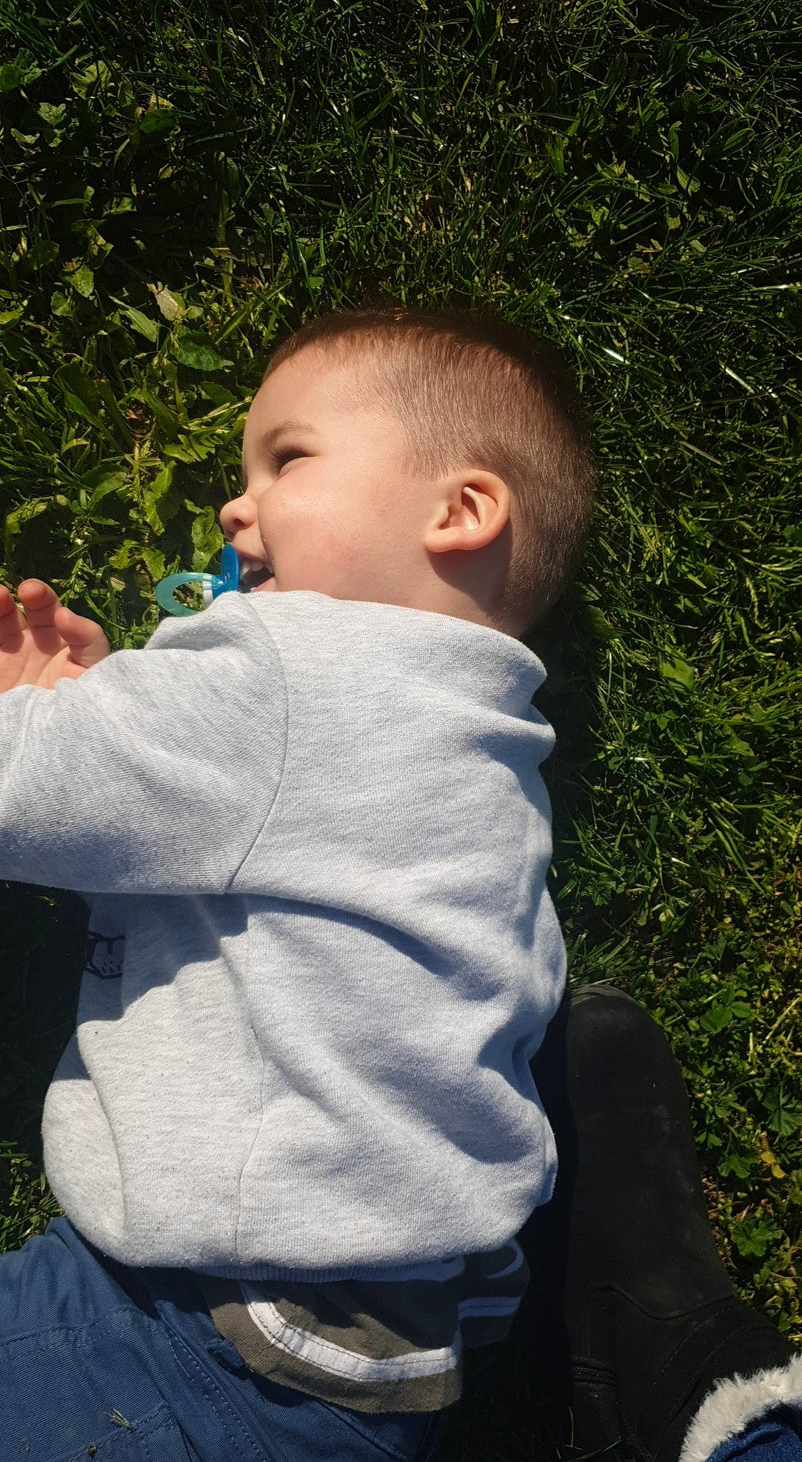 Ilenzo participe au concours pour gagner de l'argent avec cette photo : baby, baby_toddler_clothing, cheek, child, face, fun, gesture, grass, happy, lawn, leaf, nose, people_in_nature, person, plant, sitting, skin, sleeve, toddler, tree