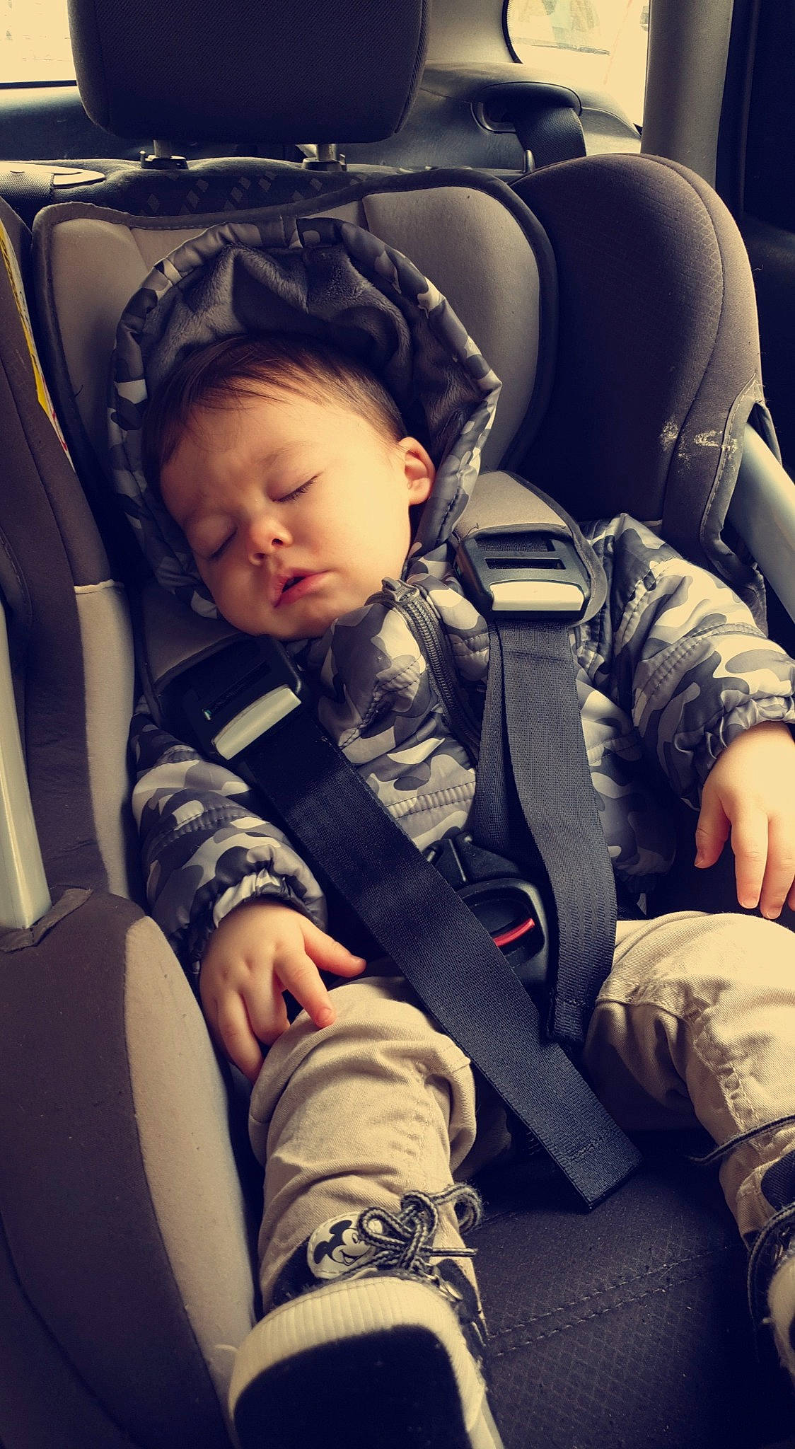 Enzo a rejoint le concours — aidez-le/la à gagner de superbes lots ! automotive_design, baby, baby_carriage, baby_in_car_seat, baby_toddler_clothing, beauty, car_seat, car_seat_cover, cheek, comfort, cool, face, head_restraint, leg, person, photograph, snapshot, sneakers, tints_and_shades, toddler